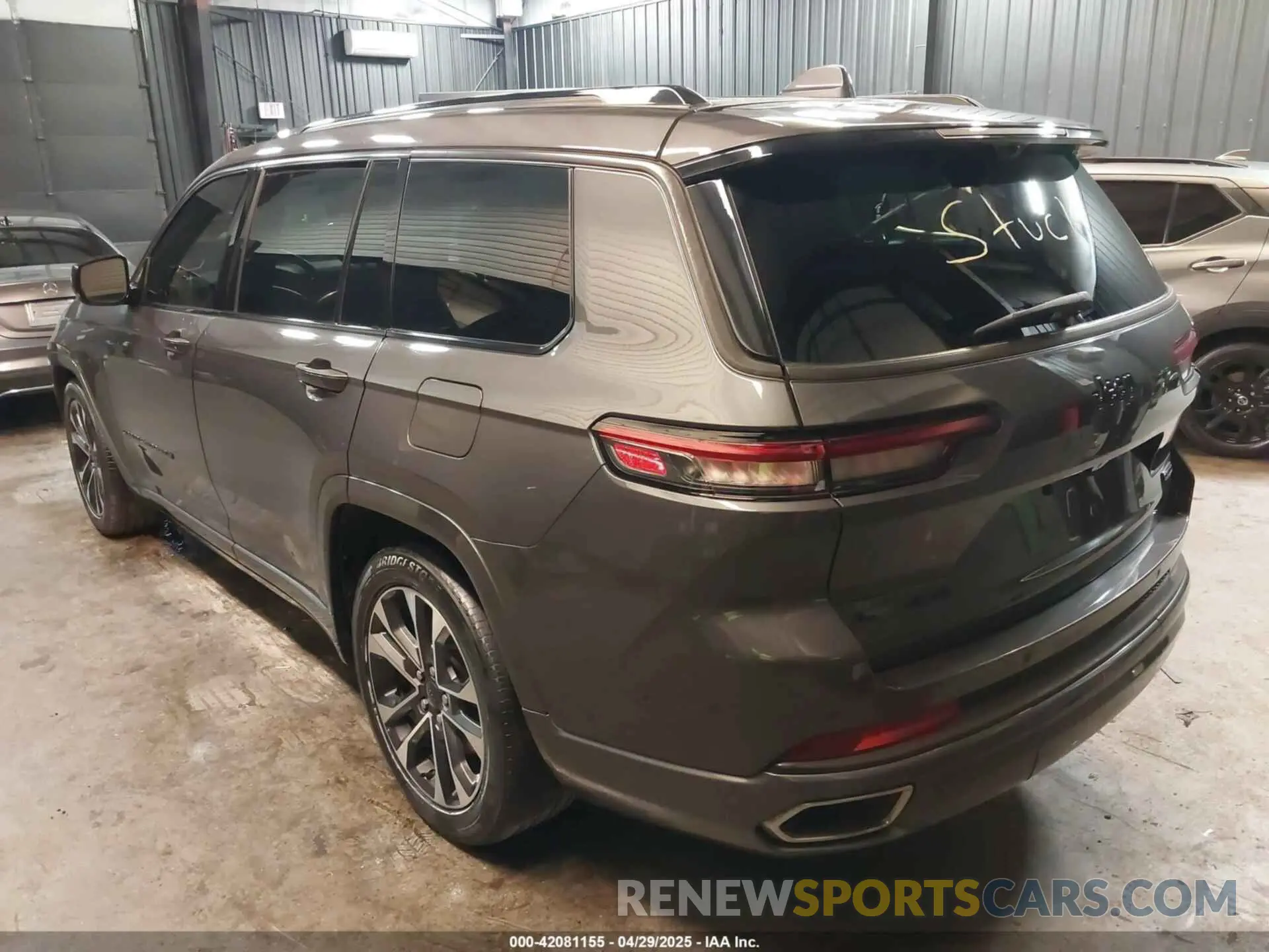 3 Photograph of a damaged car 1C4RJKDG8N8535206 JEEP GRAND CHEROKEE L 2022