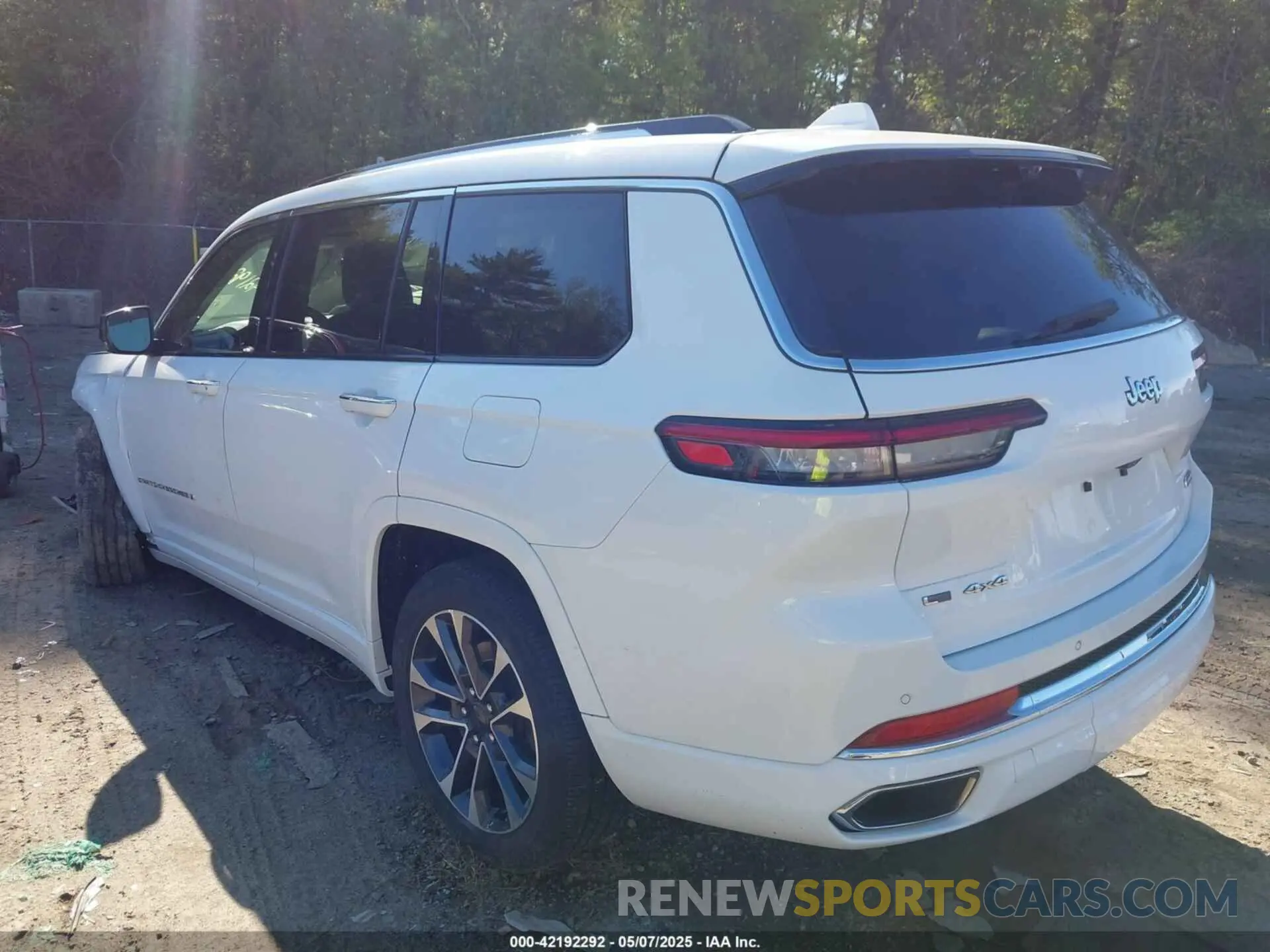 3 Photograph of a damaged car 1C4RJKDG9N8532220 JEEP GRAND CHEROKEE L 2022