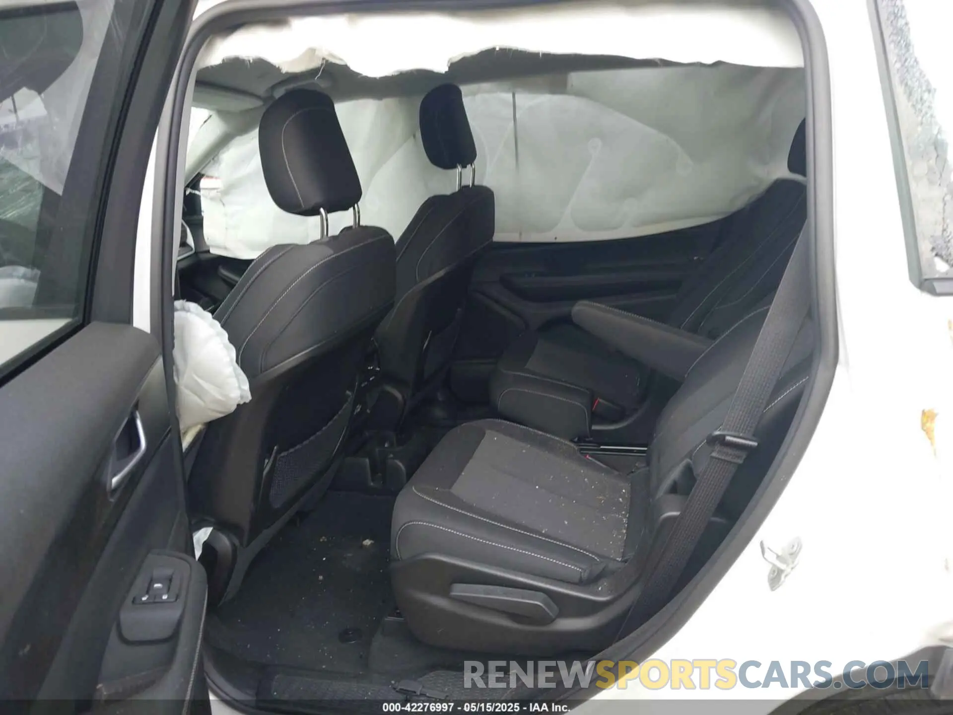8 Photograph of a damaged car 1C4RJJAG3P8835480 JEEP GRAND CHEROKEE L 2023