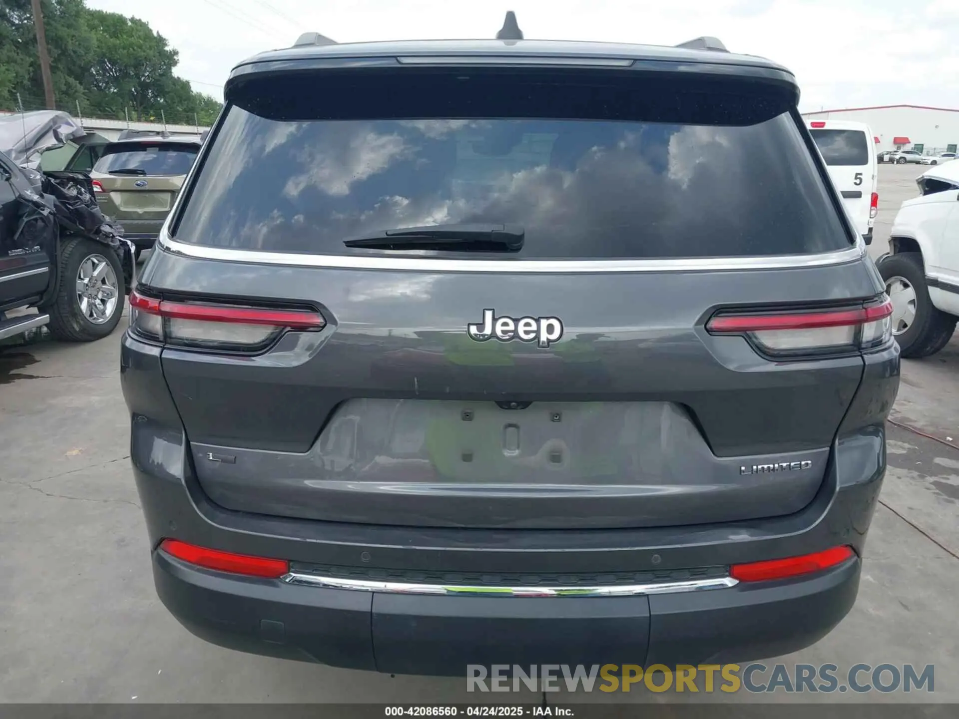 17 Photograph of a damaged car 1C4RJJBG8P8746051 JEEP GRAND CHEROKEE L 2023