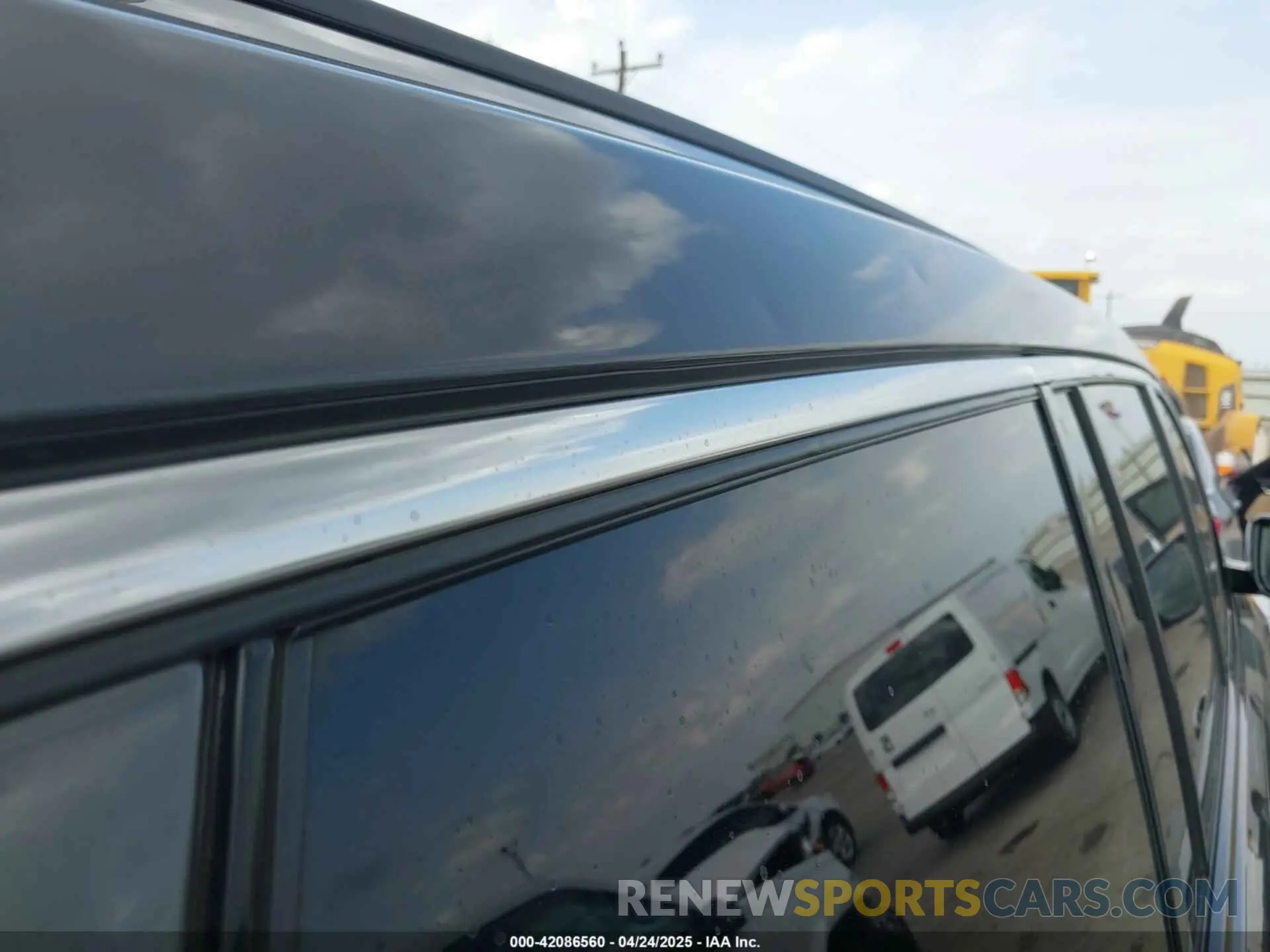 18 Photograph of a damaged car 1C4RJJBG8P8746051 JEEP GRAND CHEROKEE L 2023