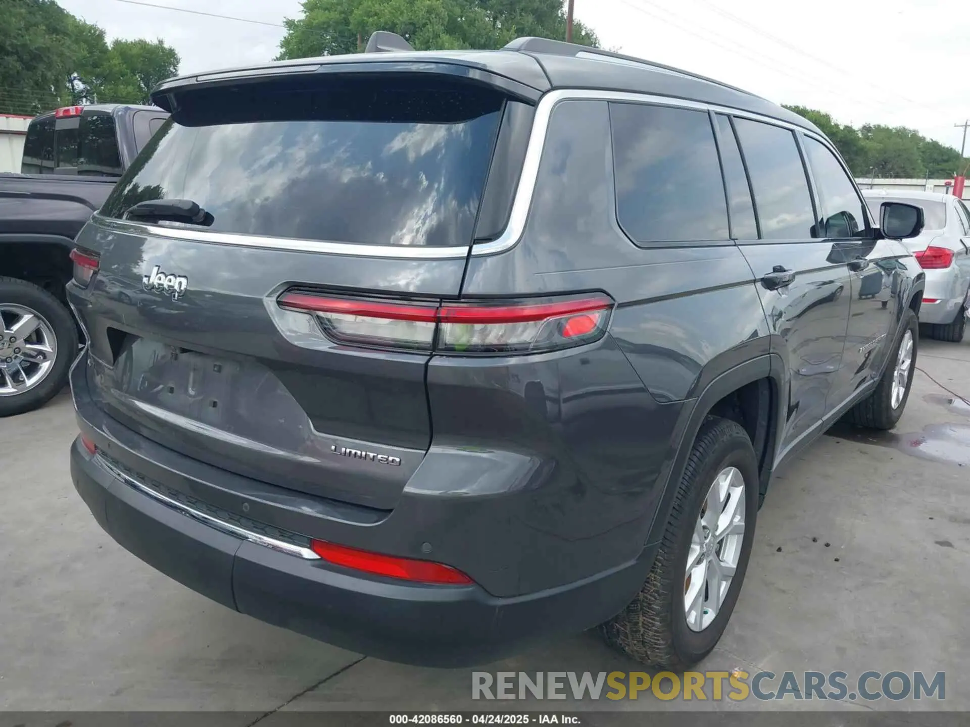 4 Photograph of a damaged car 1C4RJJBG8P8746051 JEEP GRAND CHEROKEE L 2023