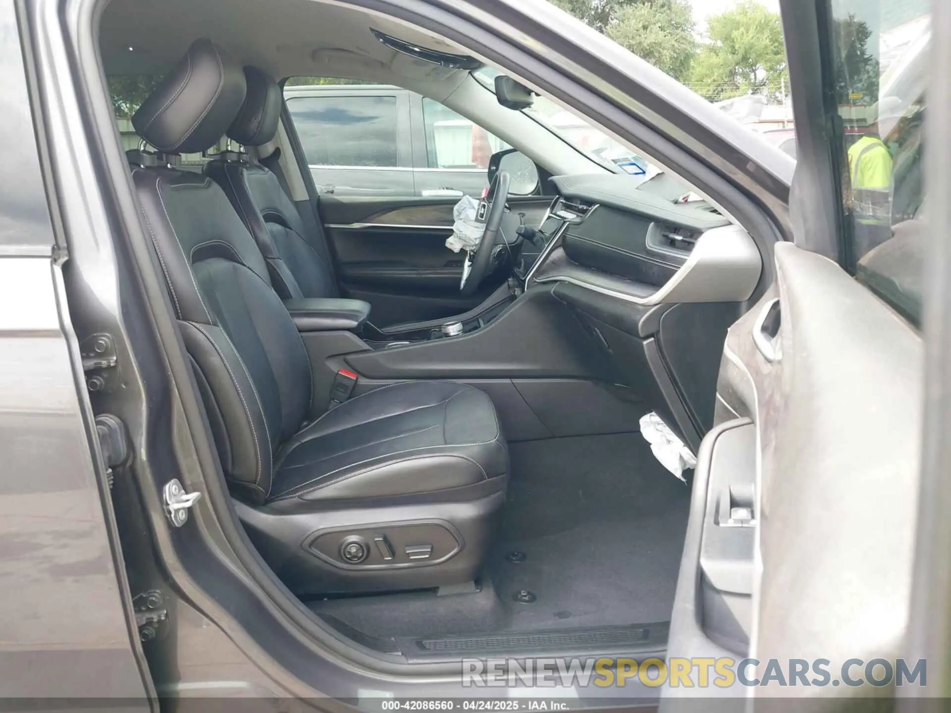 5 Photograph of a damaged car 1C4RJJBG8P8746051 JEEP GRAND CHEROKEE L 2023
