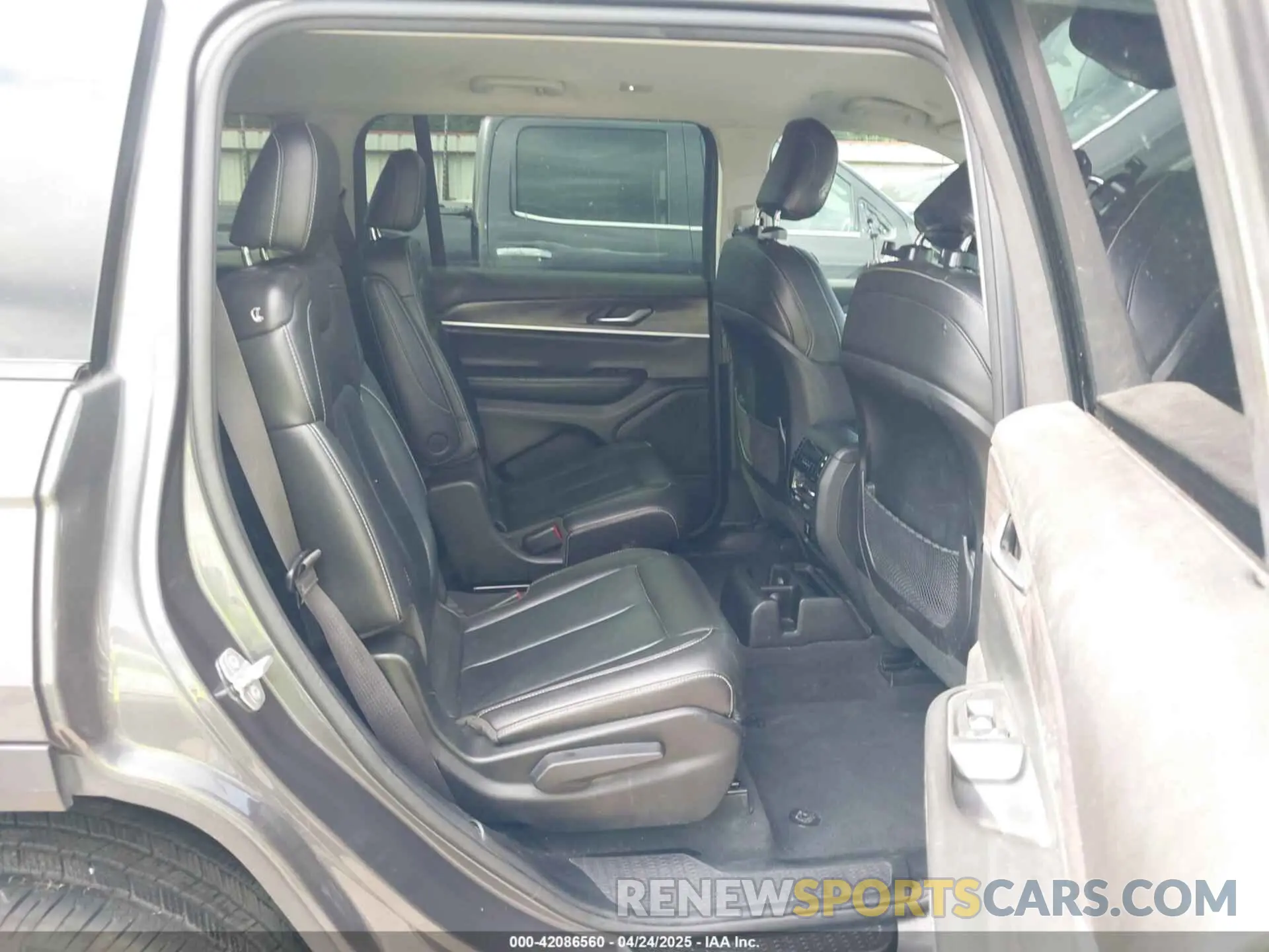 8 Photograph of a damaged car 1C4RJJBG8P8746051 JEEP GRAND CHEROKEE L 2023