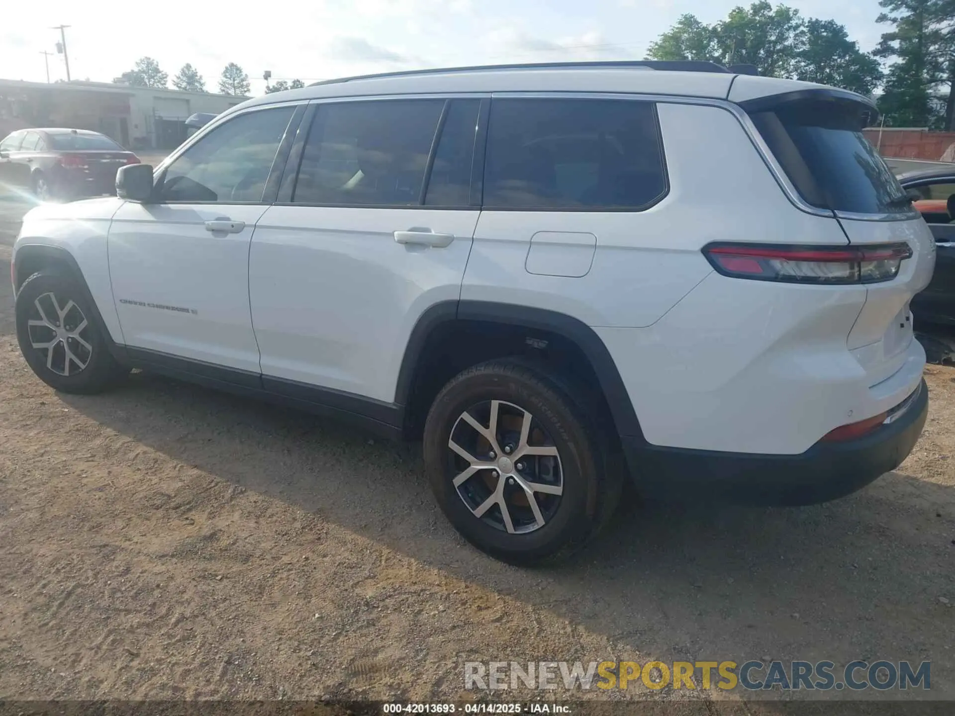 3 Фотография поврежденного автомобиля 1C4RJJBGXP8843705 JEEP GRAND CHEROKEE L 2023