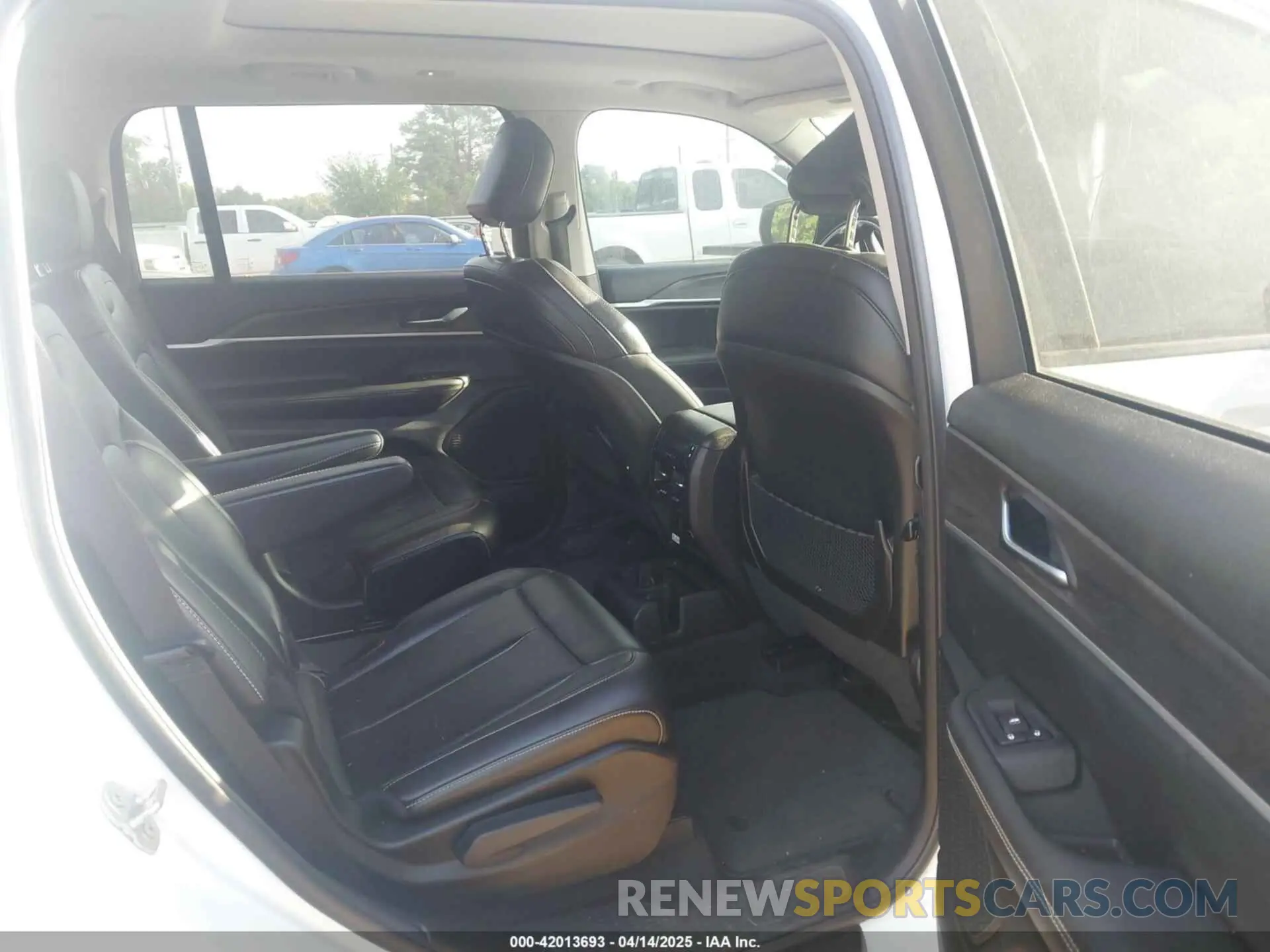8 Фотография поврежденного автомобиля 1C4RJJBGXP8843705 JEEP GRAND CHEROKEE L 2023
