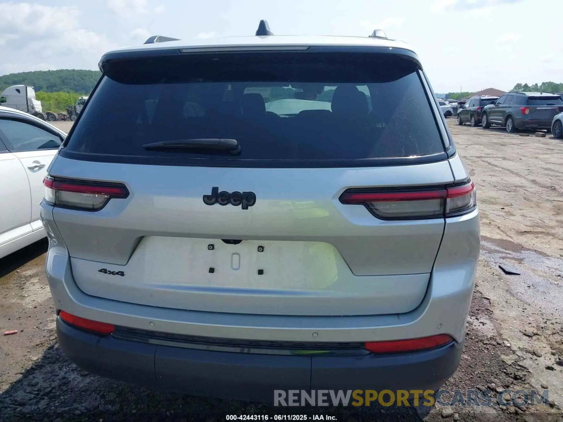17 Photograph of a damaged car 1C4RJKAG1P8809062 JEEP GRAND CHEROKEE L 2023