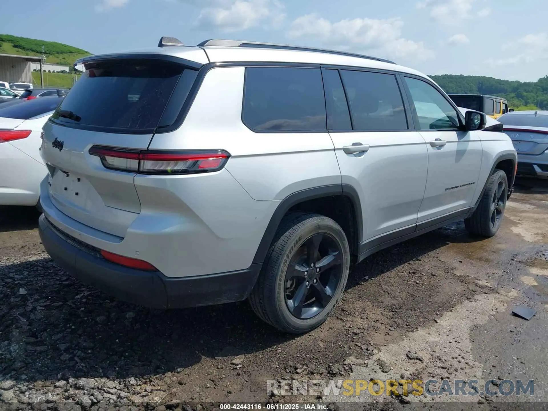 4 Photograph of a damaged car 1C4RJKAG1P8809062 JEEP GRAND CHEROKEE L 2023
