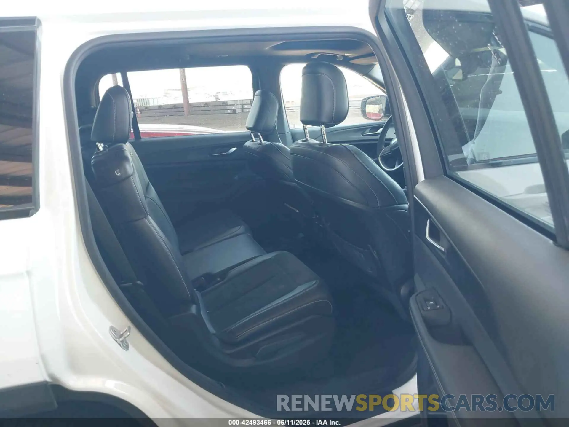 8 Photograph of a damaged car 1C4RJKAG3P8745266 JEEP GRAND CHEROKEE L 2023