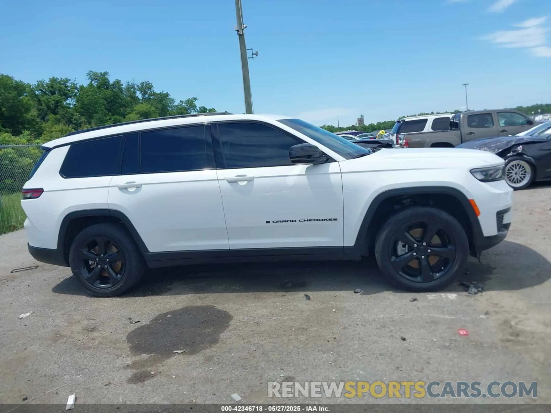 13 Photograph of a damaged car 1C4RJKAG4P8847885 JEEP GRAND CHEROKEE L 2023