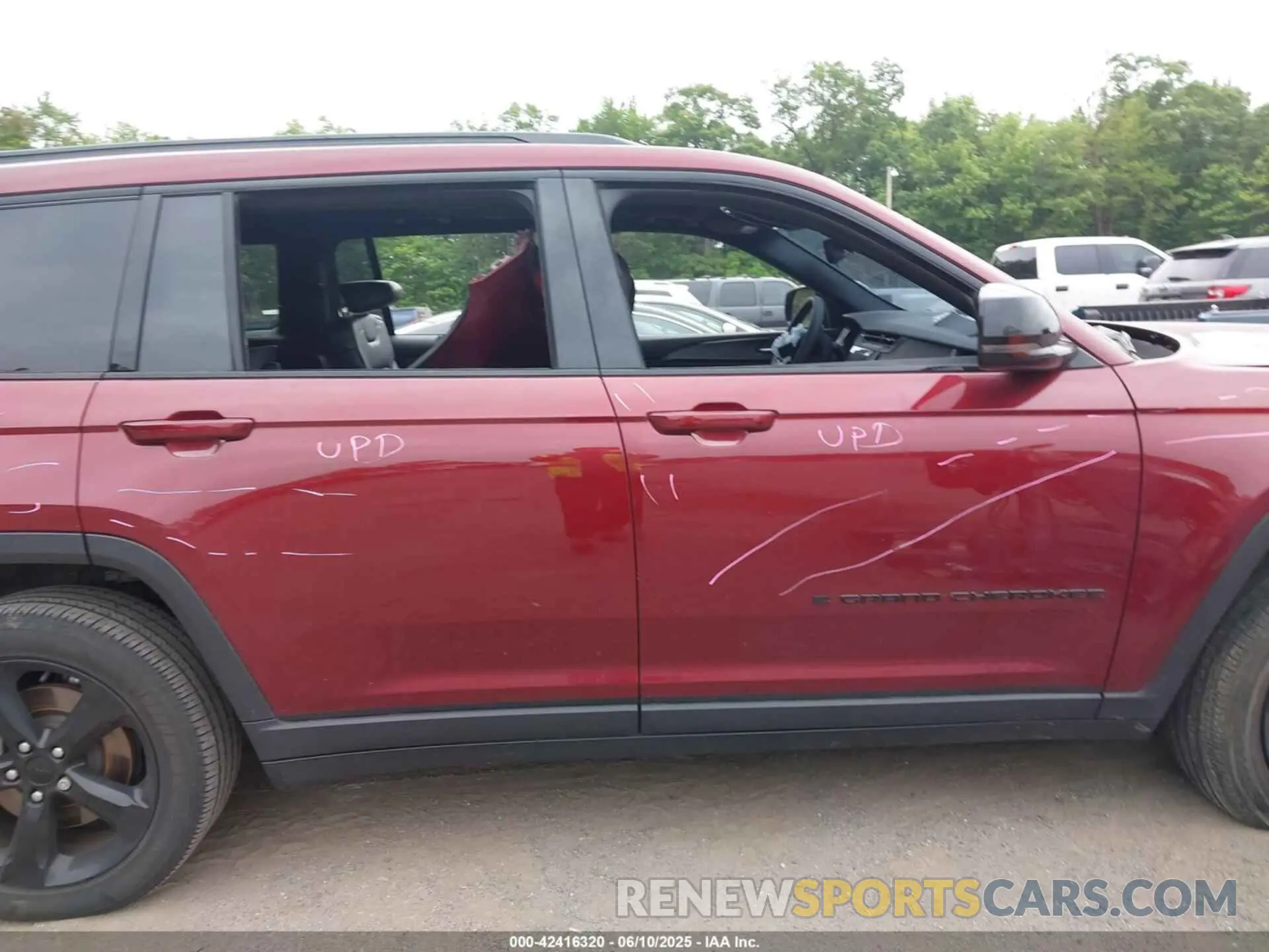 13 Photograph of a damaged car 1C4RJKAG4P8879011 JEEP GRAND CHEROKEE L 2023