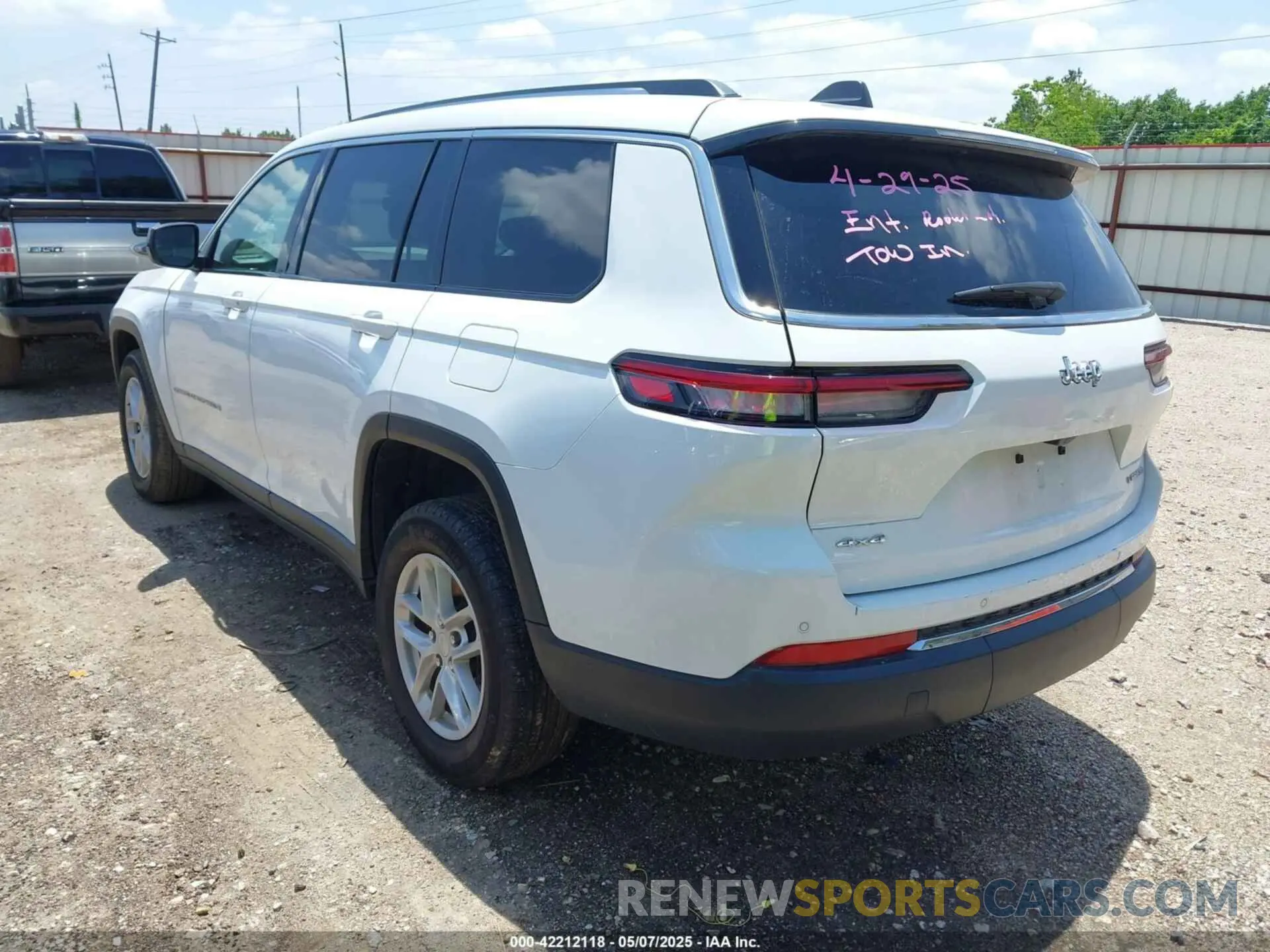 3 Photograph of a damaged car 1C4RJKAG4P8895077 JEEP GRAND CHEROKEE L 2023