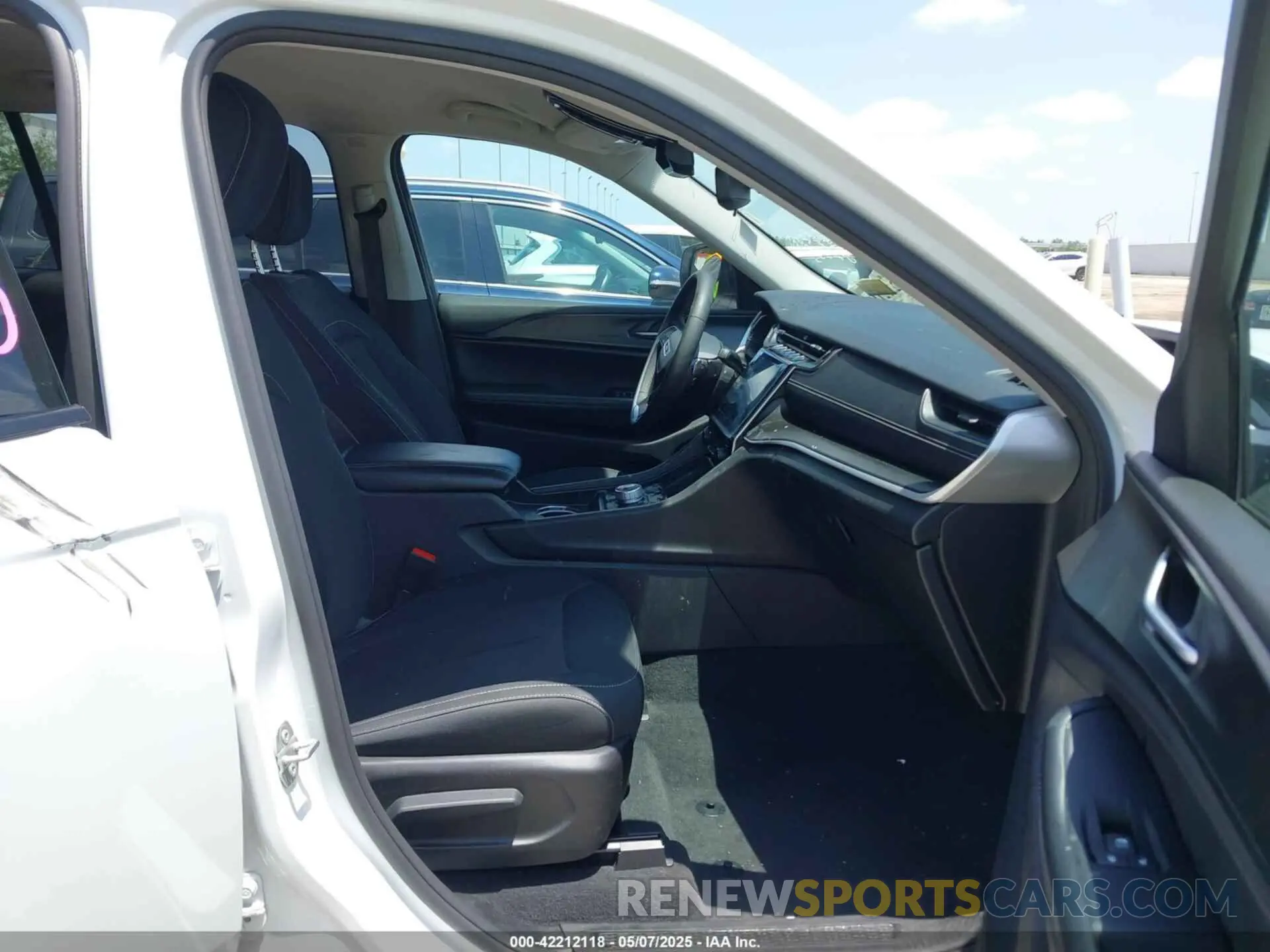5 Photograph of a damaged car 1C4RJKAG4P8895077 JEEP GRAND CHEROKEE L 2023