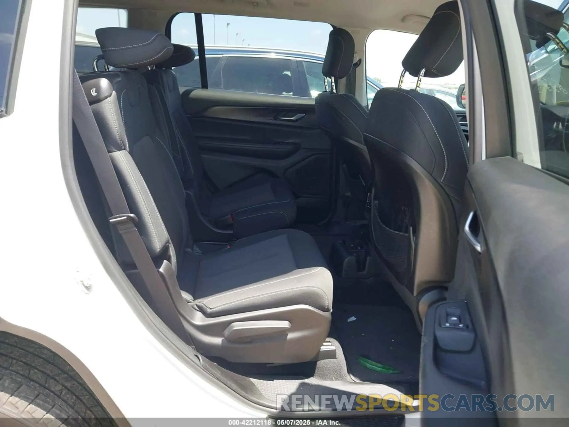 8 Photograph of a damaged car 1C4RJKAG4P8895077 JEEP GRAND CHEROKEE L 2023