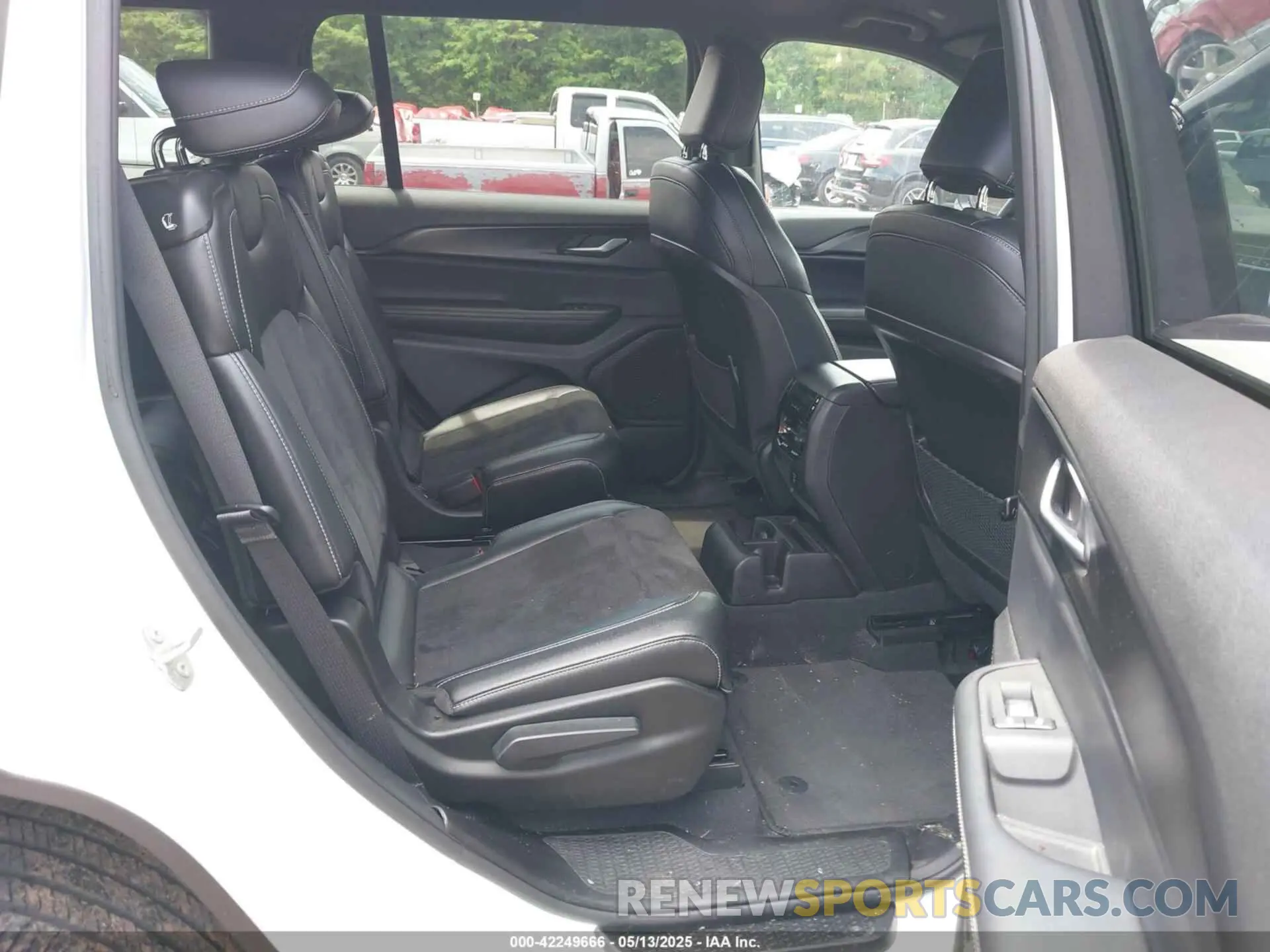 8 Photograph of a damaged car 1C4RJKAG5P8894522 JEEP GRAND CHEROKEE L 2023