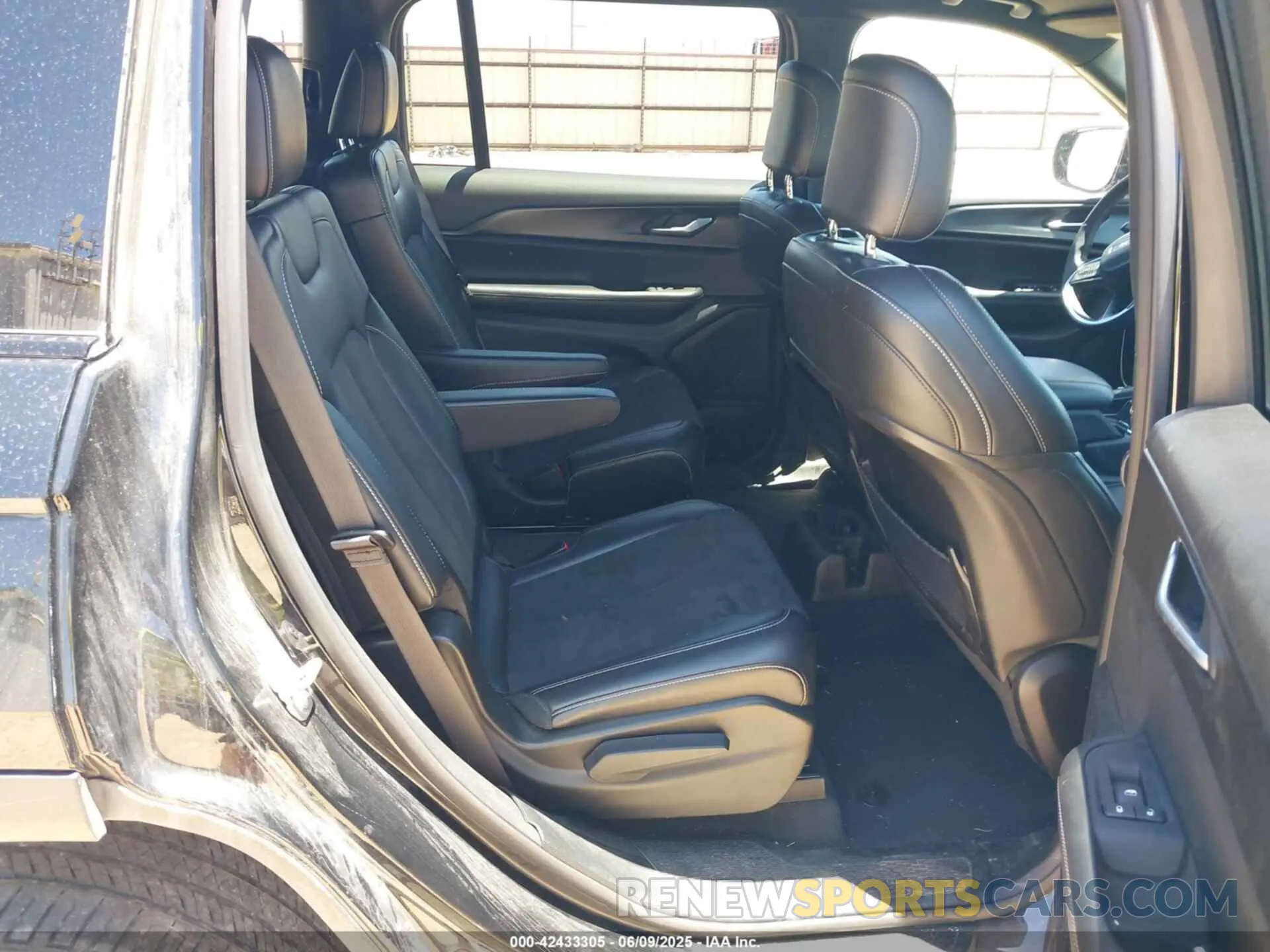8 Photograph of a damaged car 1C4RJKAG6P8829453 JEEP GRAND CHEROKEE L 2023