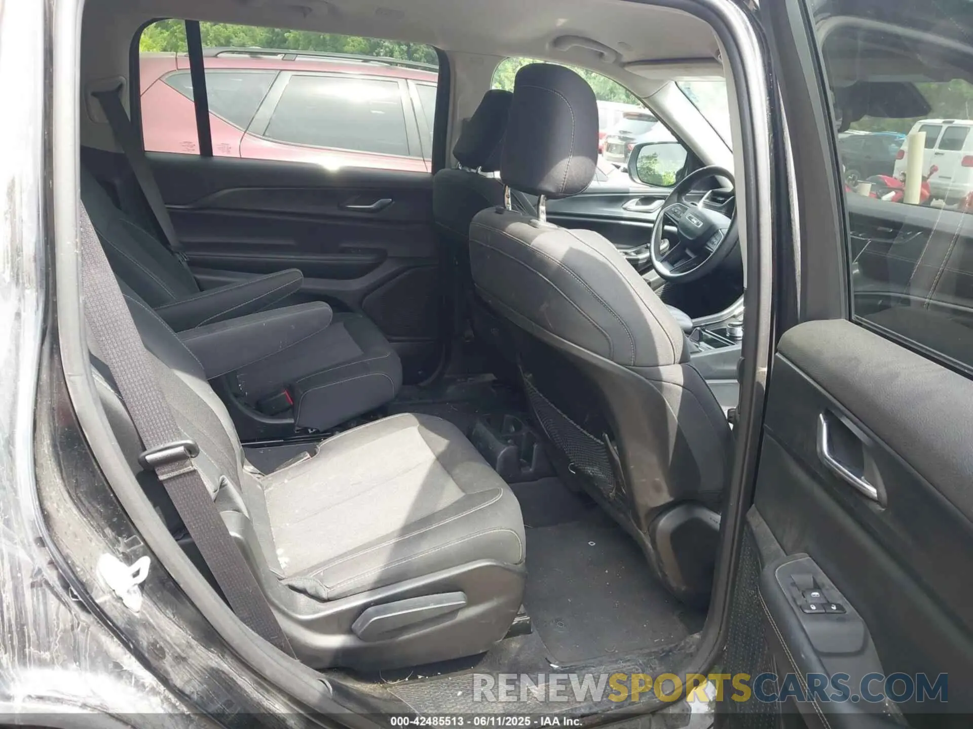 8 Photograph of a damaged car 1C4RJKAG6P8865787 JEEP GRAND CHEROKEE L 2023