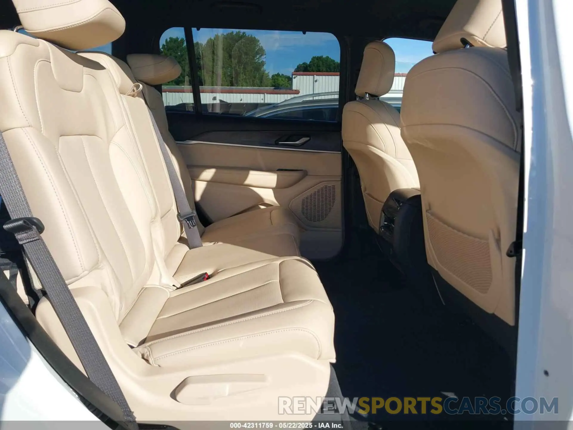 8 Фотография поврежденного автомобиля 1C4RJKBG0P8854444 JEEP GRAND CHEROKEE L 2023