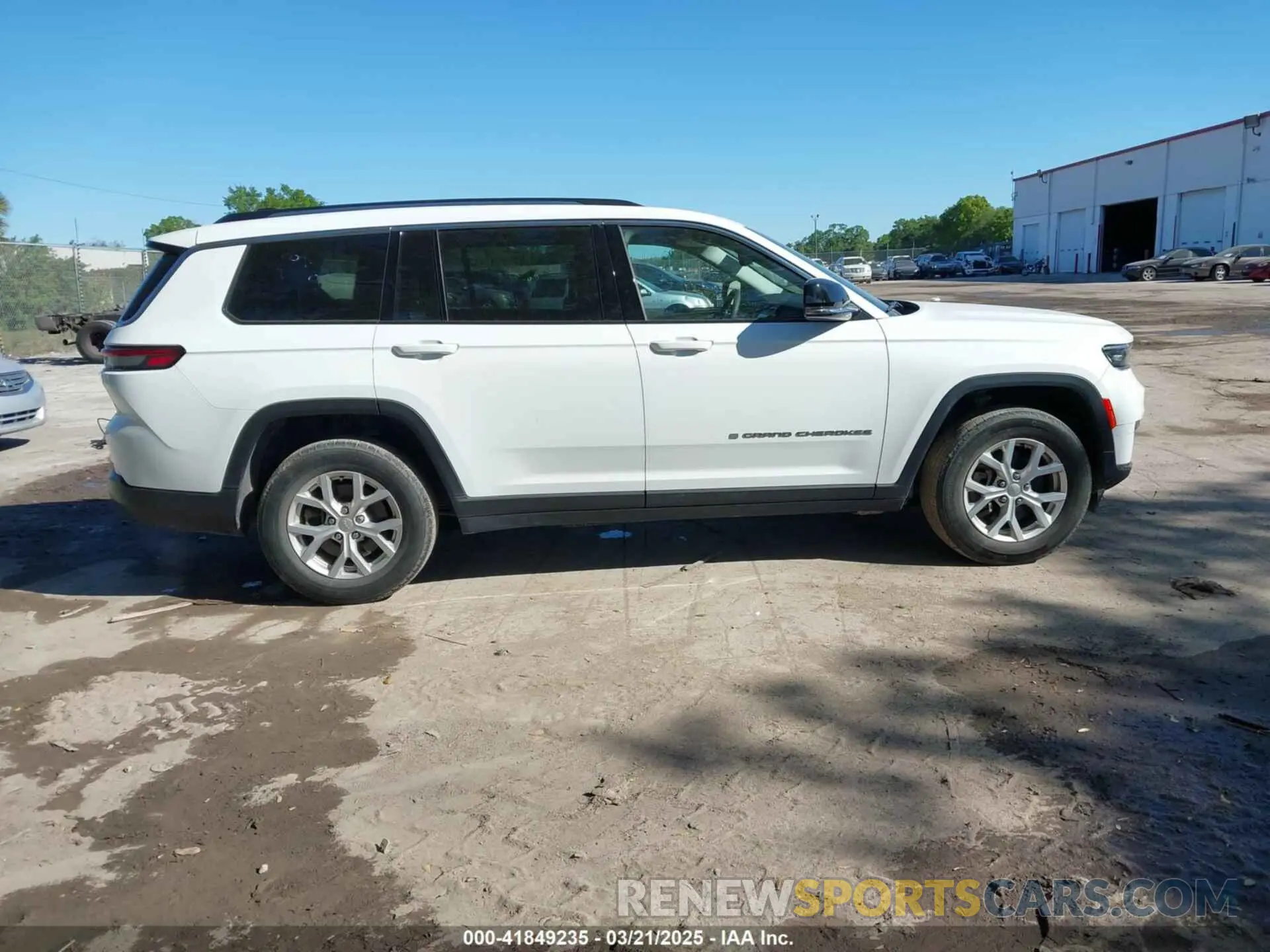 13 Photograph of a damaged car 1C4RJKBG3P8752961 JEEP GRAND CHEROKEE L 2023