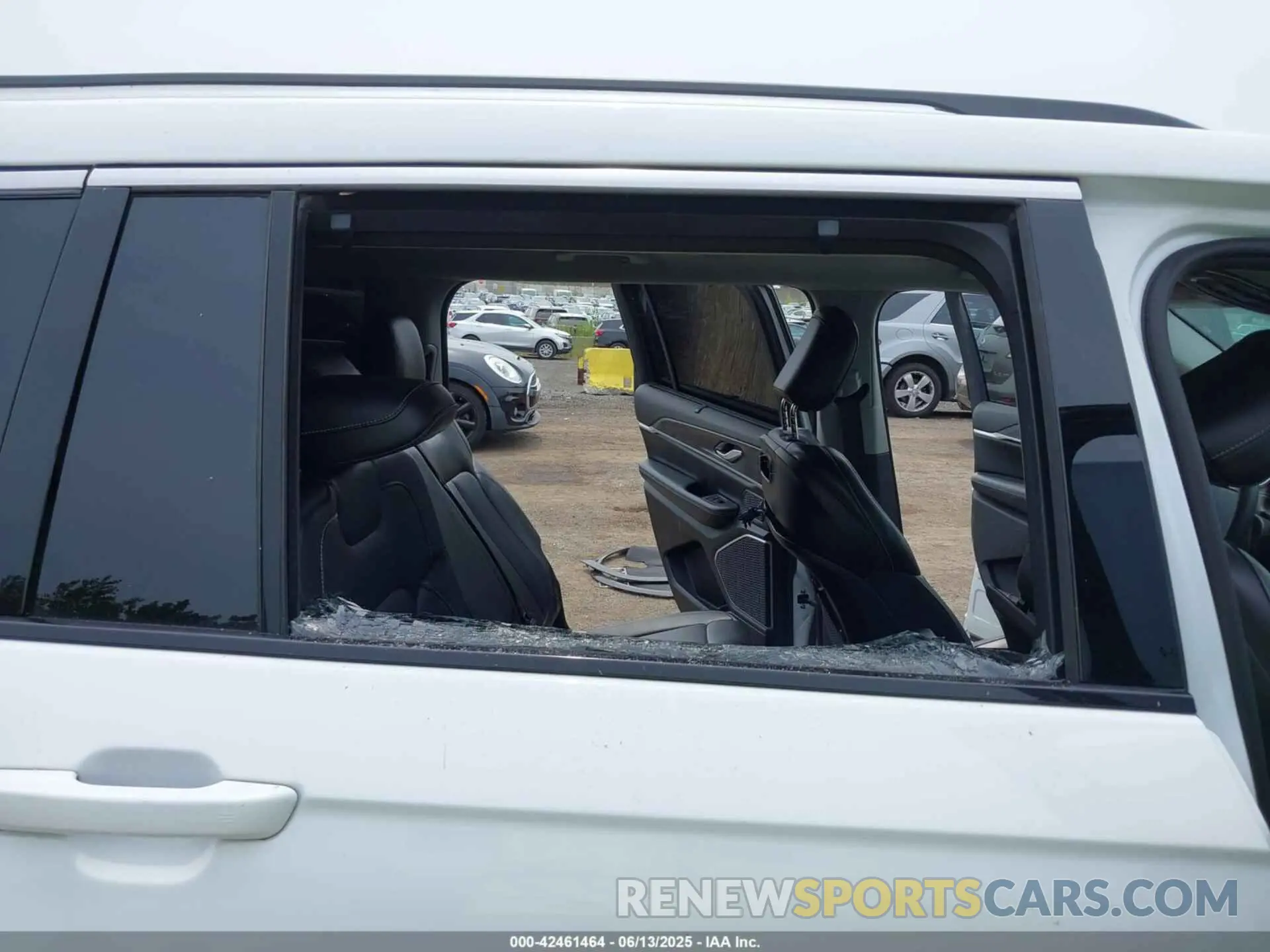 6 Photograph of a damaged car 1C4RJKBG3P8792859 JEEP GRAND CHEROKEE L 2023