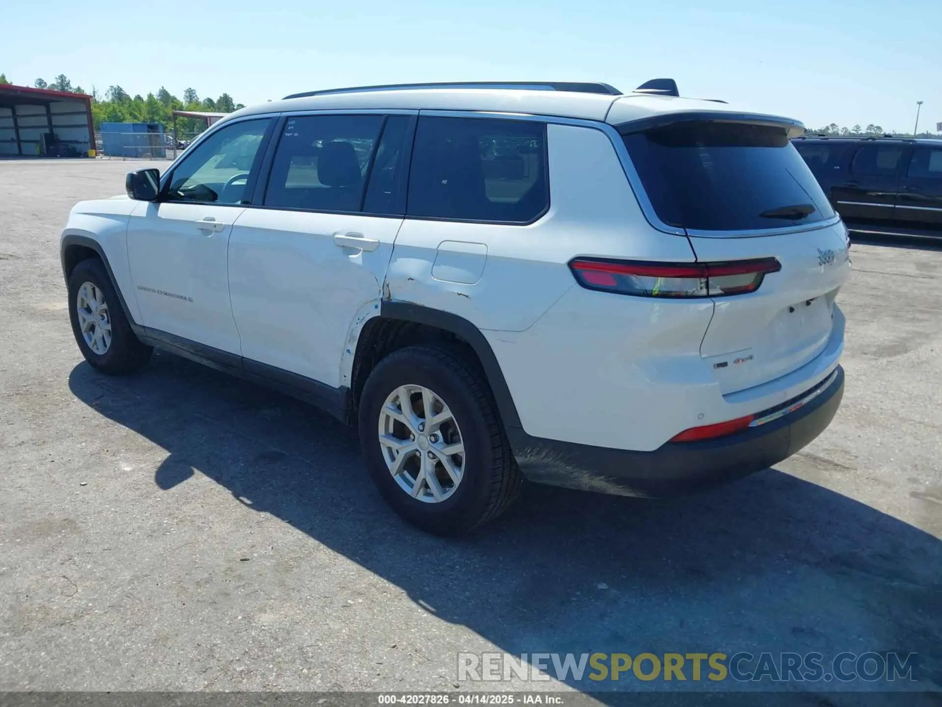 3 Photograph of a damaged car 1C4RJKBG4P8806722 JEEP GRAND CHEROKEE L 2023