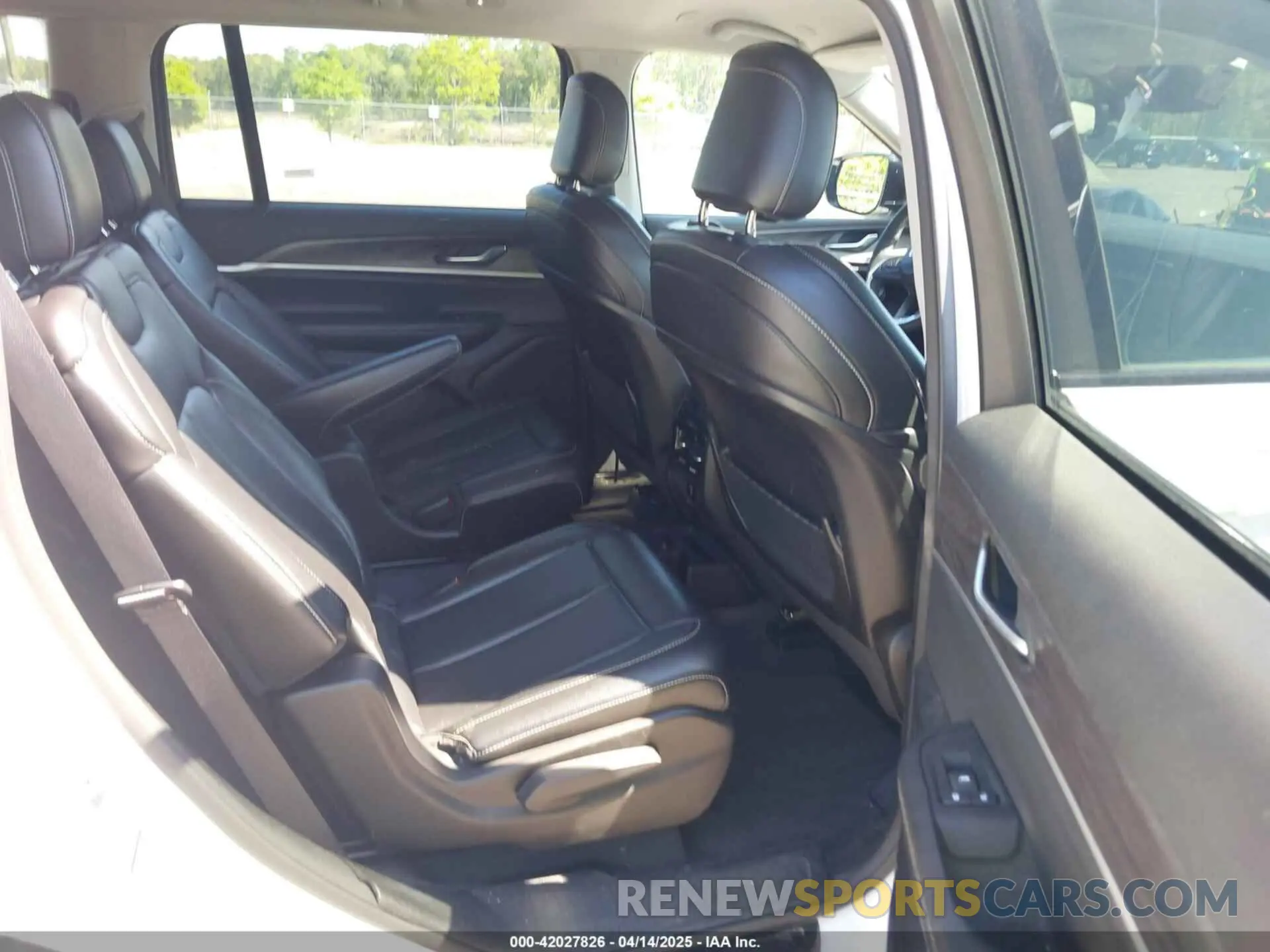 8 Photograph of a damaged car 1C4RJKBG4P8806722 JEEP GRAND CHEROKEE L 2023