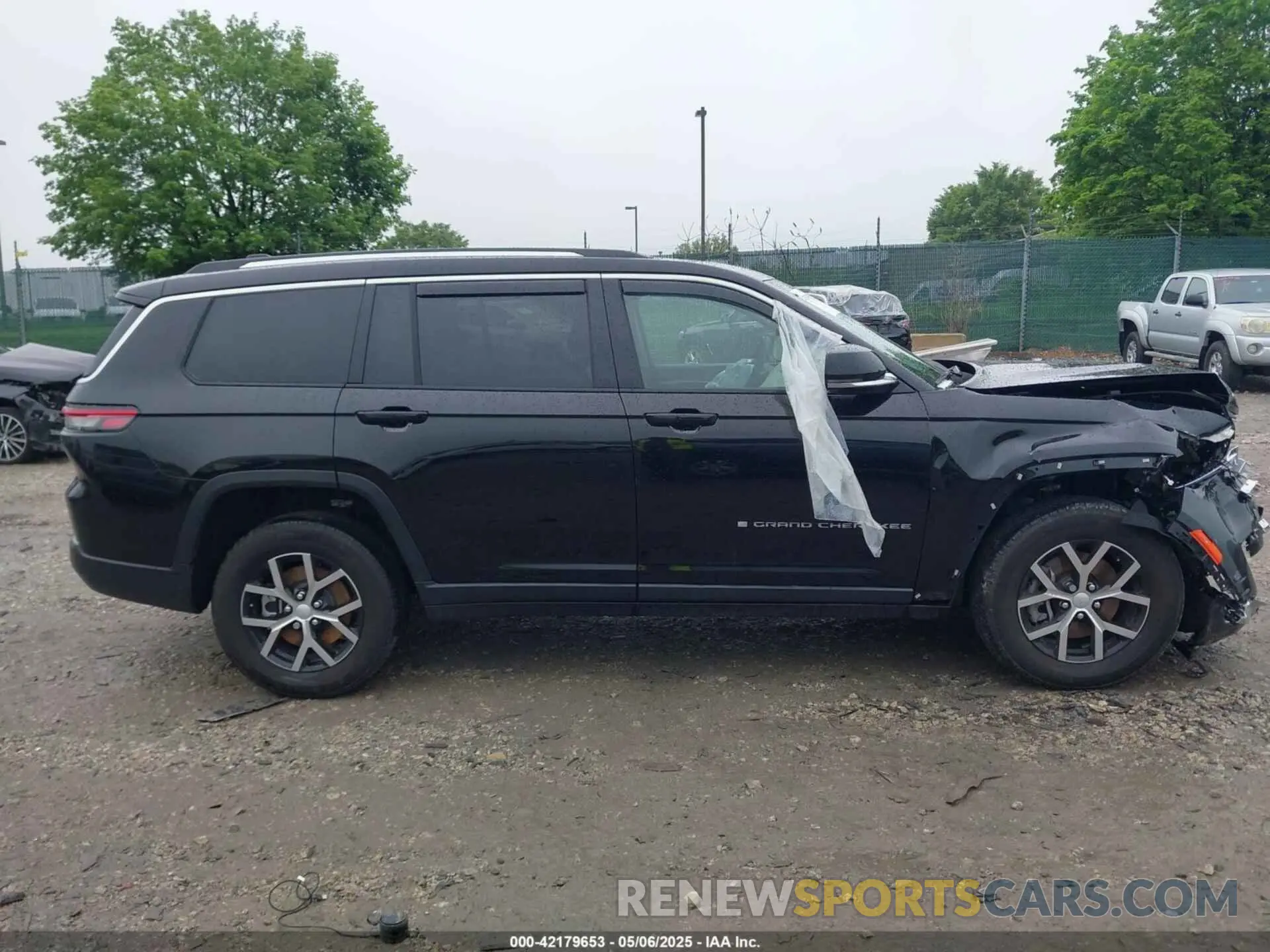 12 Photograph of a damaged car 1C4RJKBGXP8795290 JEEP GRAND CHEROKEE L 2023