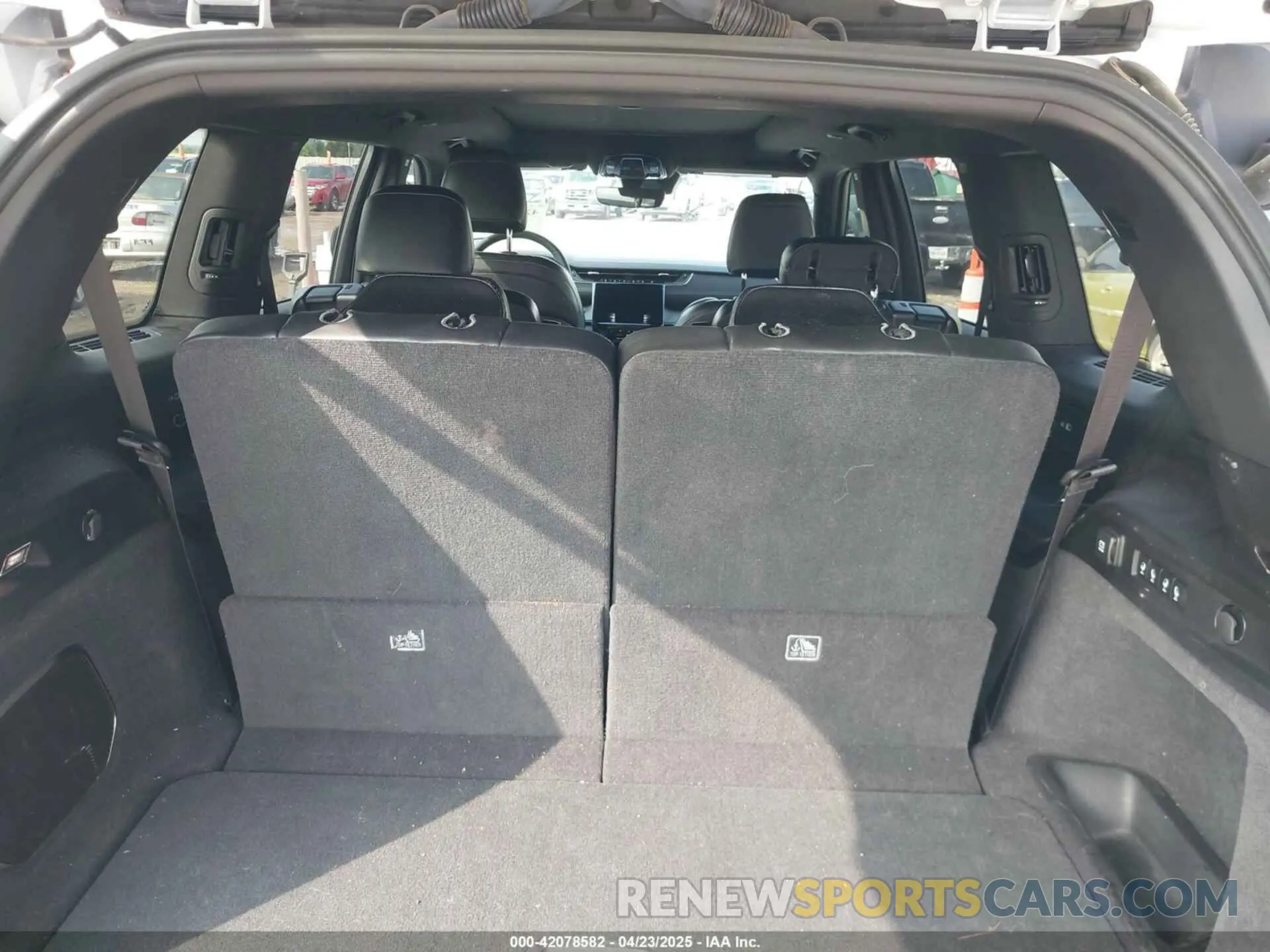 8 Фотография поврежденного автомобиля 1C4RJKDG1P8825368 JEEP GRAND CHEROKEE L 2023