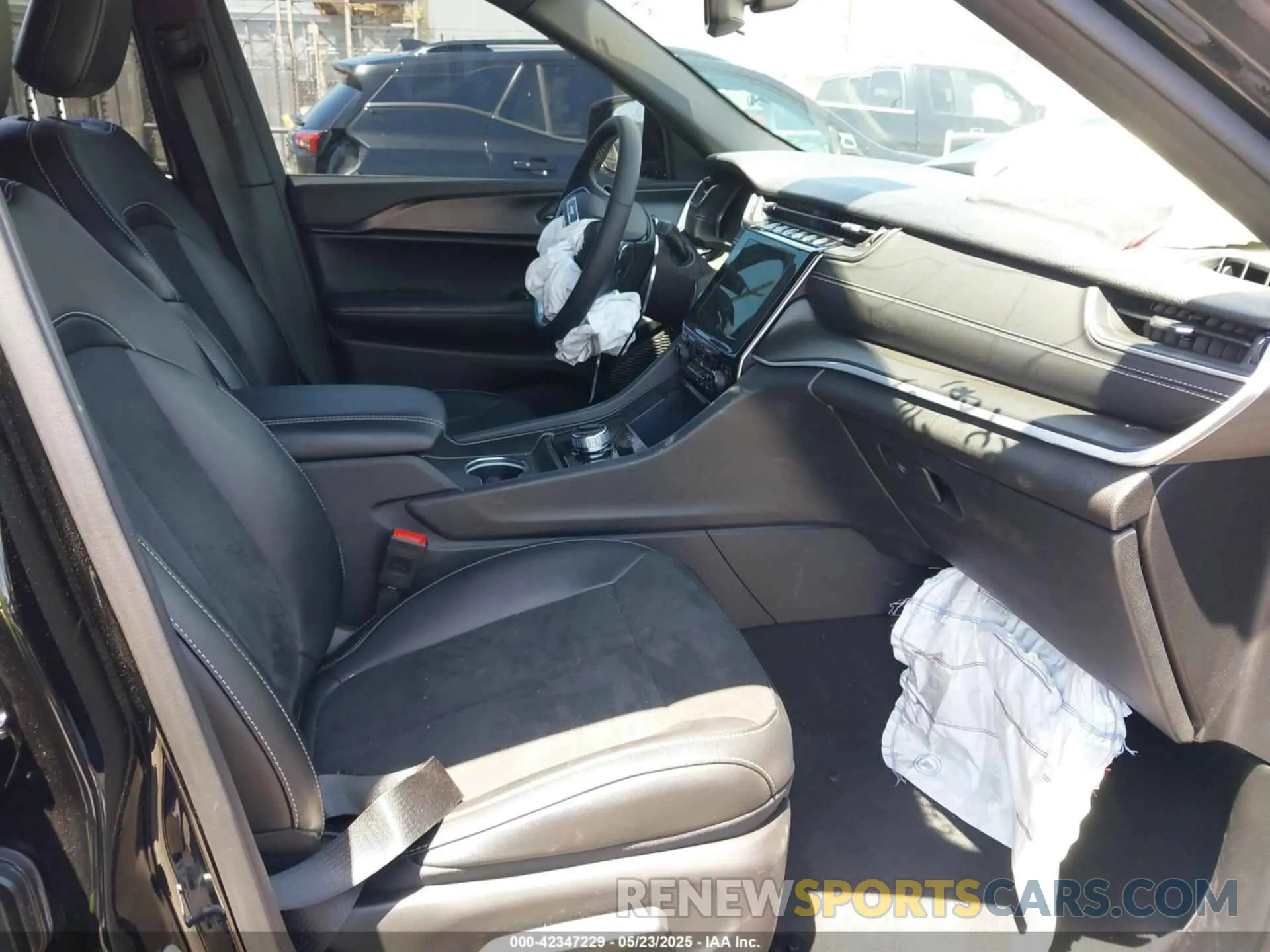 5 Photograph of a damaged car 1C4RJJAG0R8601865 JEEP GRAND CHEROKEE L 2024