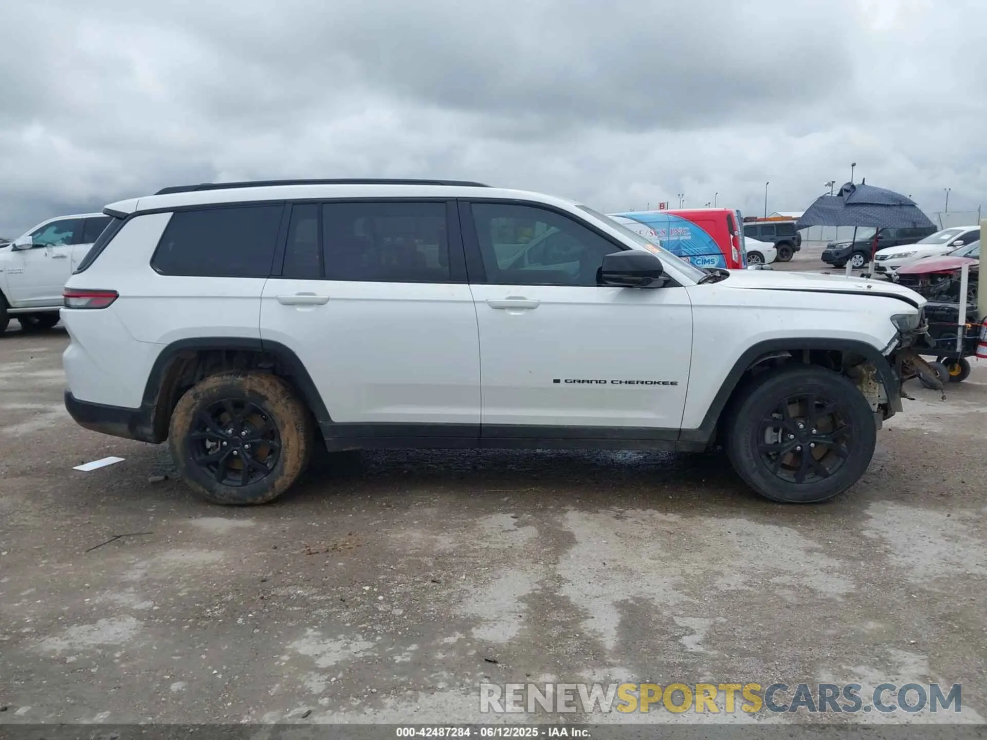 13 Photograph of a damaged car 1C4RJJAG5R8566384 JEEP GRAND CHEROKEE L 2024