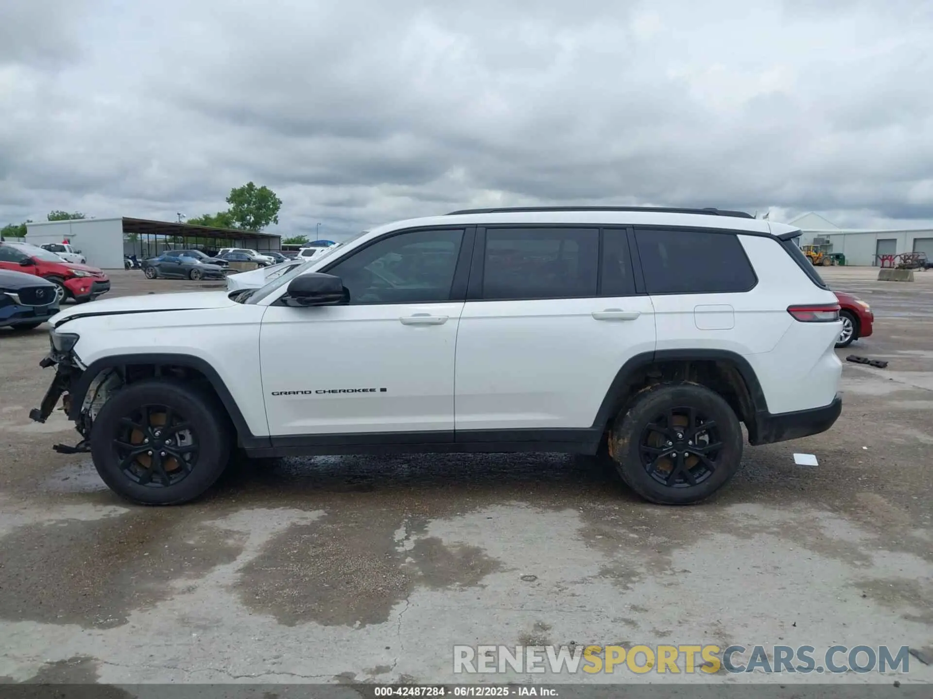 14 Photograph of a damaged car 1C4RJJAG5R8566384 JEEP GRAND CHEROKEE L 2024