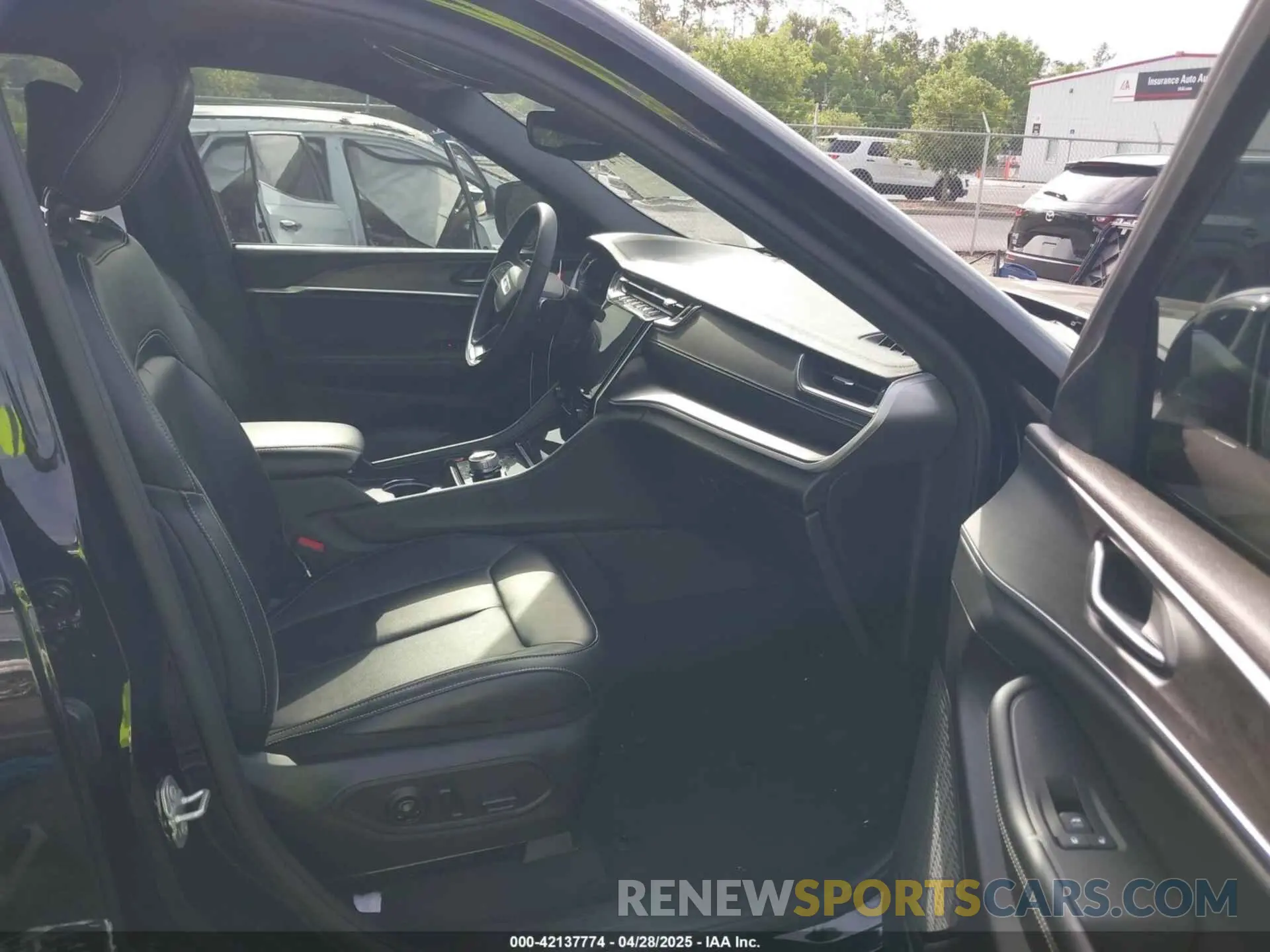 5 Photograph of a damaged car 1C4RJJBG1R8546339 JEEP GRAND CHEROKEE L 2024