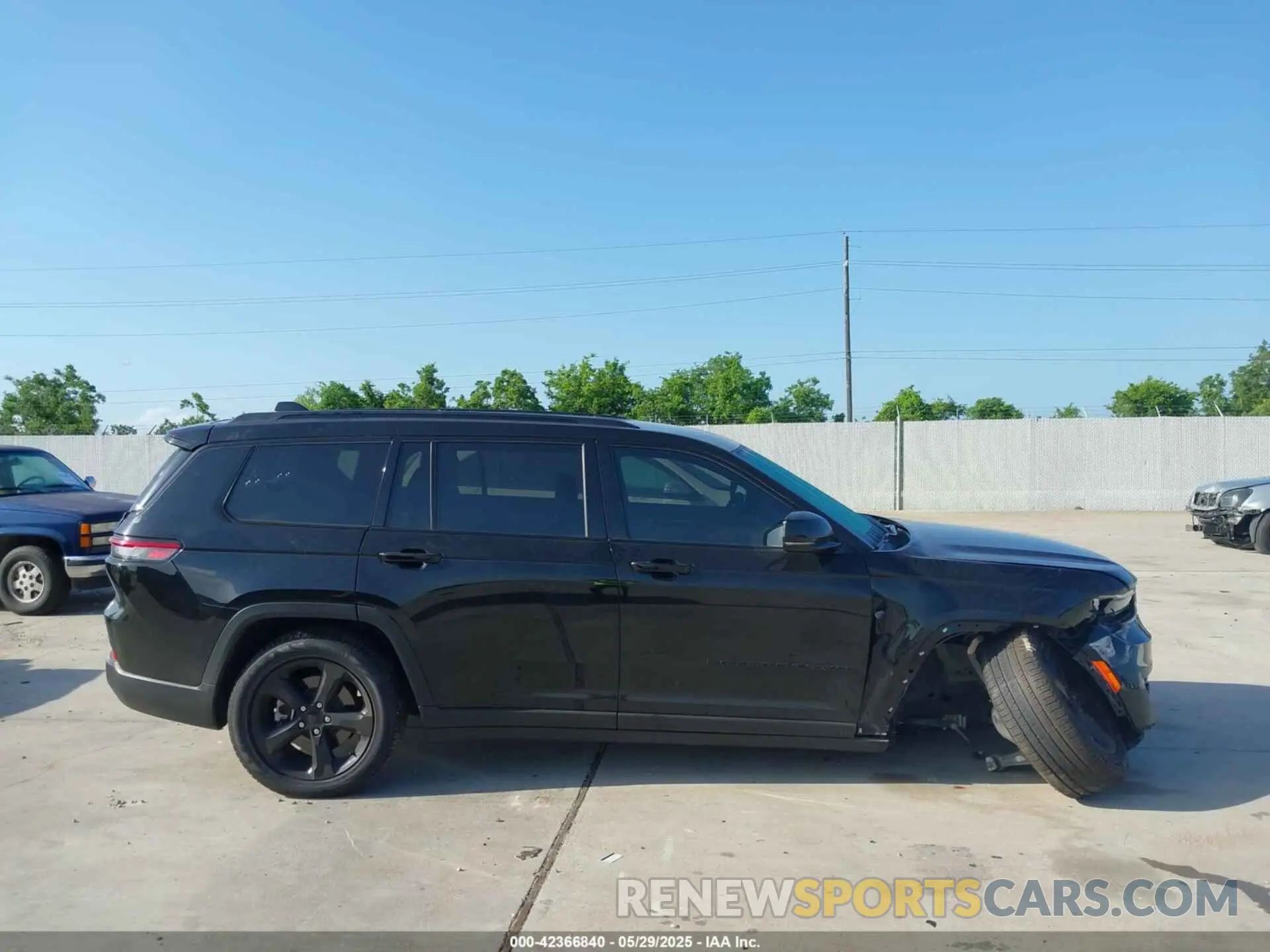 13 Photograph of a damaged car 1C4RJJBG5R8541483 JEEP GRAND CHEROKEE L 2024