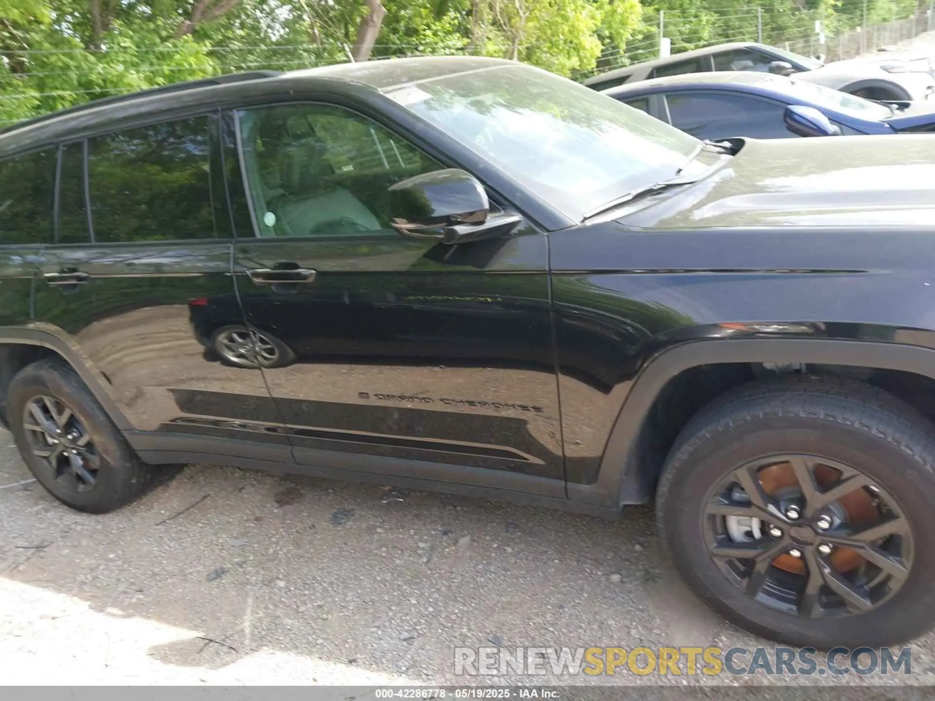 13 Photograph of a damaged car 1C4RJKAG0R8515218 JEEP GRAND CHEROKEE L 2024