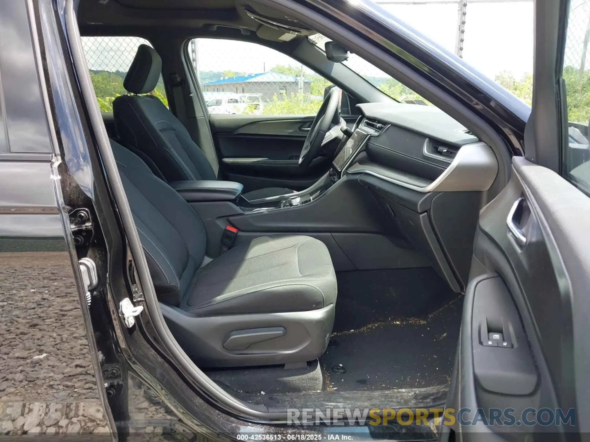 5 Photograph of a damaged car 1C4RJKAG1R8566243 JEEP GRAND CHEROKEE L 2024