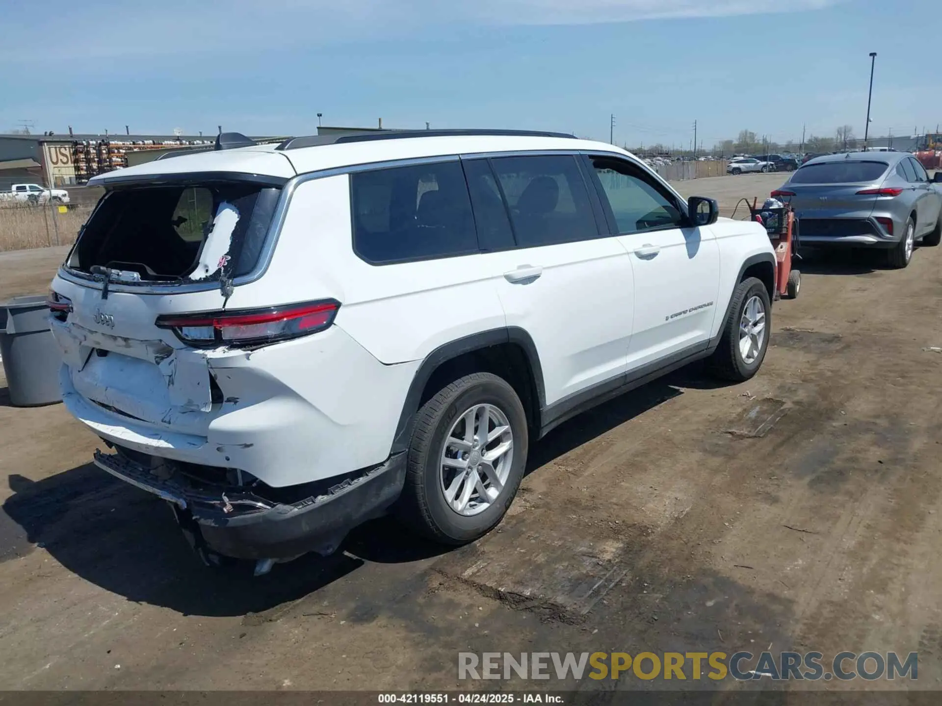 4 Photograph of a damaged car 1C4RJKAG2R8536751 JEEP GRAND CHEROKEE L 2024