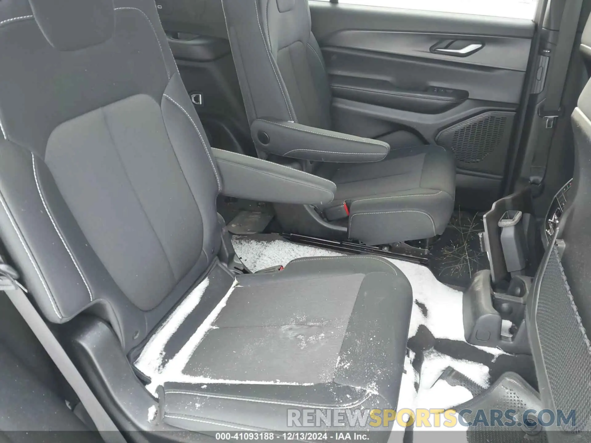 8 Photograph of a damaged car 1C4RJKAG2R8575310 JEEP GRAND CHEROKEE L 2024