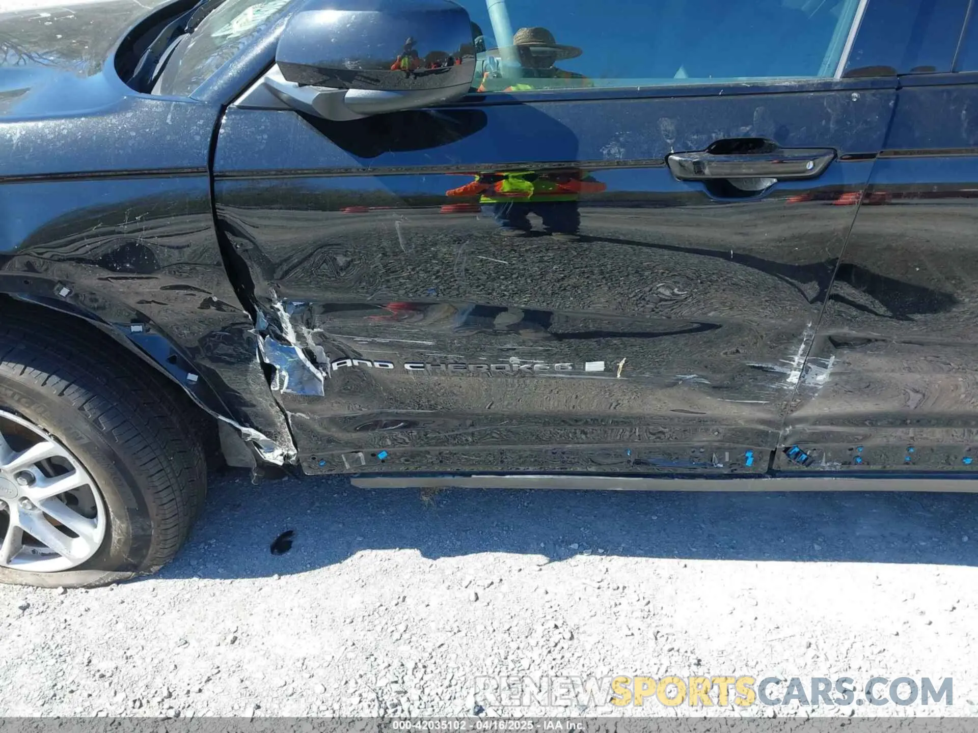 17 Photograph of a damaged car 1C4RJKAG3R8565594 JEEP GRAND CHEROKEE L 2024