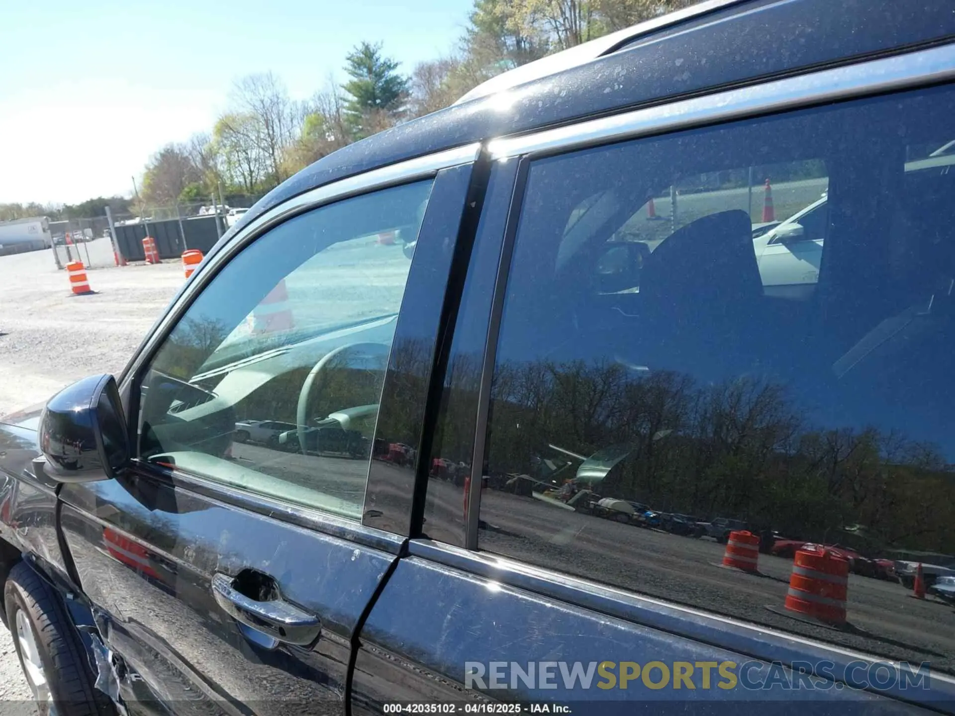 19 Photograph of a damaged car 1C4RJKAG3R8565594 JEEP GRAND CHEROKEE L 2024