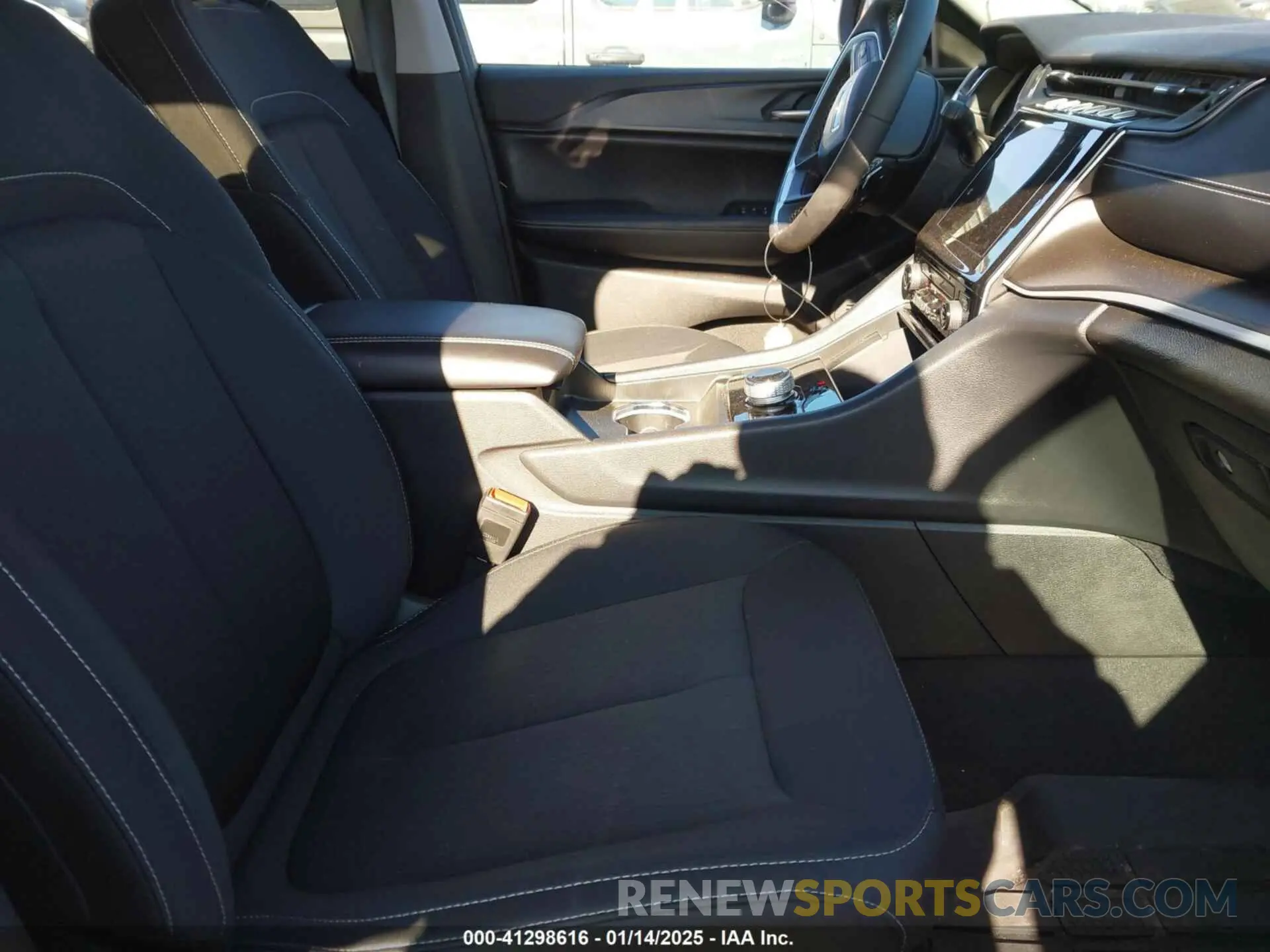 5 Photograph of a damaged car 1C4RJKAG6R8917292 JEEP GRAND CHEROKEE L 2024