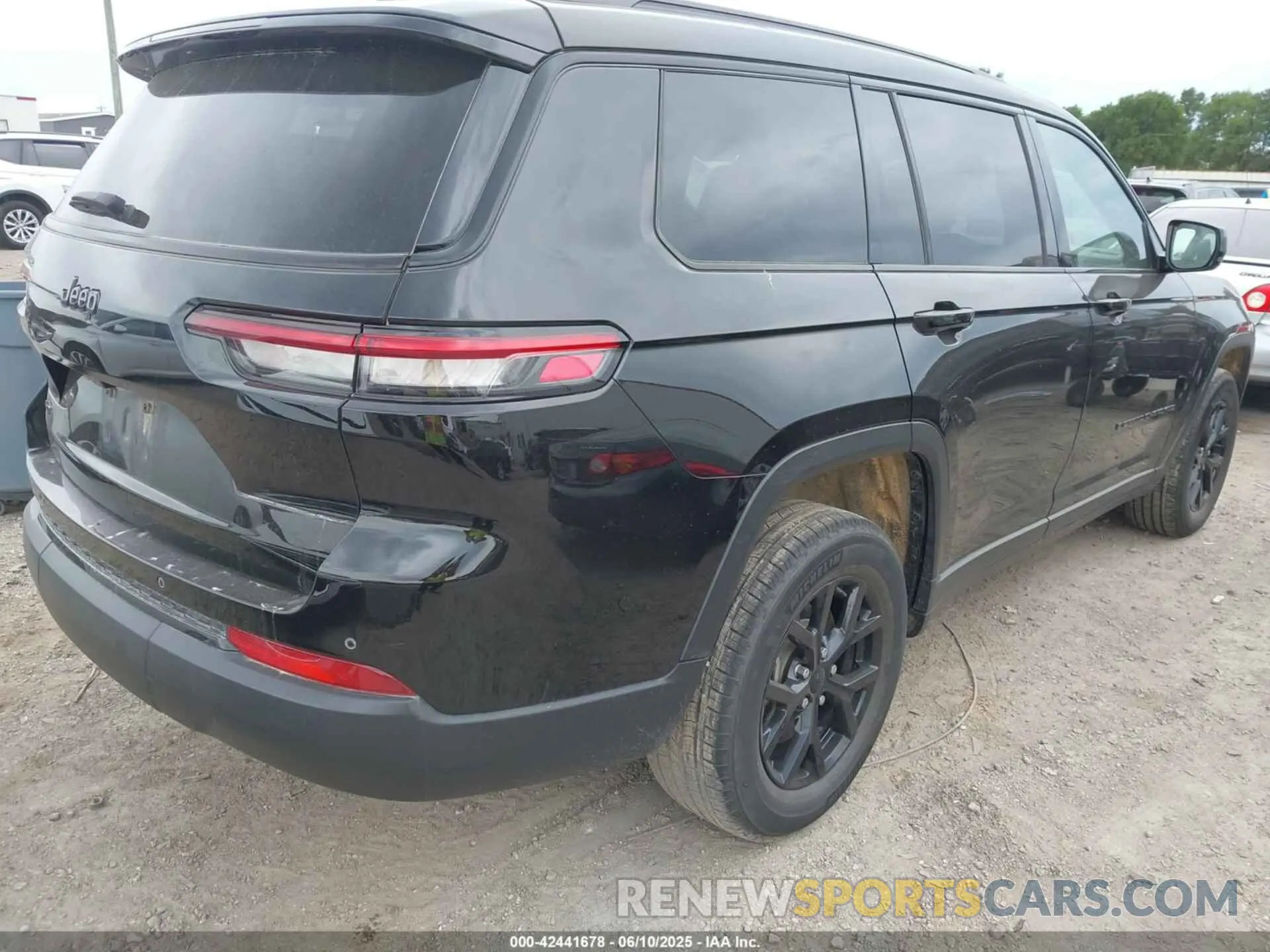 4 Photograph of a damaged car 1C4RJKAG7R8517323 JEEP GRAND CHEROKEE L 2024