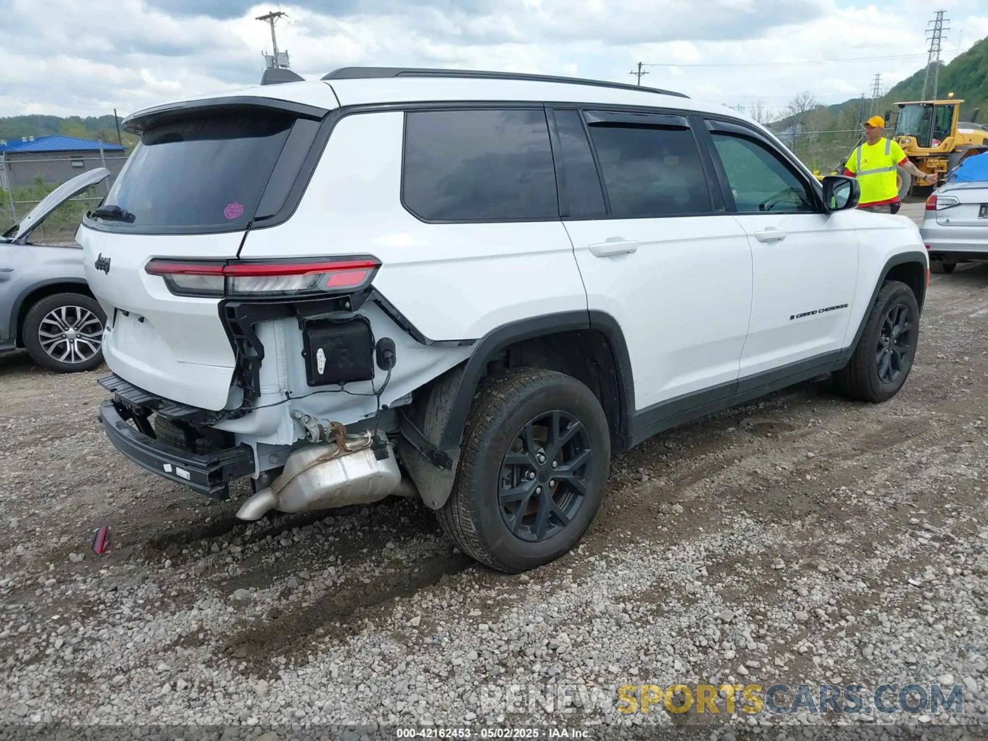 4 Photograph of a damaged car 1C4RJKAG7R8607555 JEEP GRAND CHEROKEE L 2024