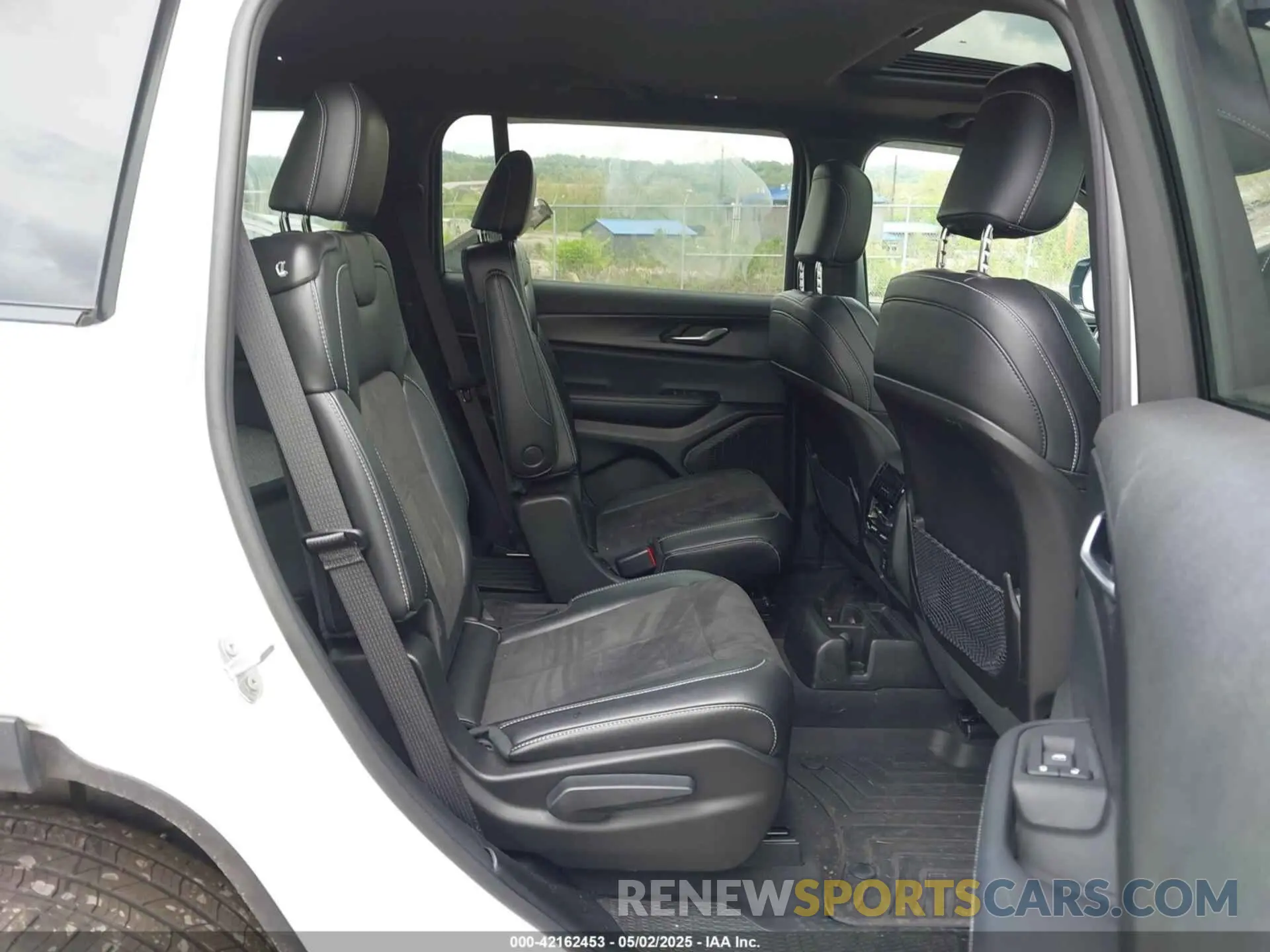 8 Photograph of a damaged car 1C4RJKAG7R8607555 JEEP GRAND CHEROKEE L 2024