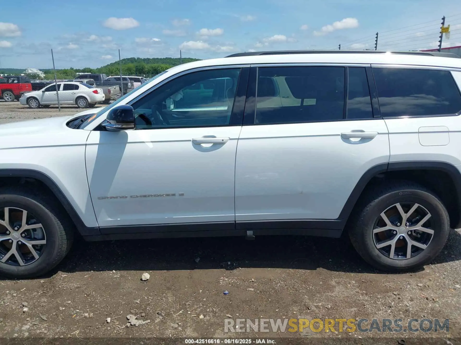 14 Photograph of a damaged car 1C4RJKBG1R8618131 JEEP GRAND CHEROKEE L 2024