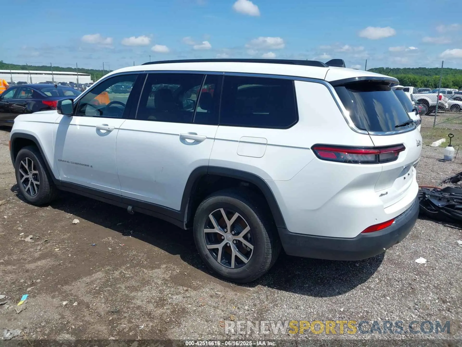 3 Photograph of a damaged car 1C4RJKBG1R8618131 JEEP GRAND CHEROKEE L 2024