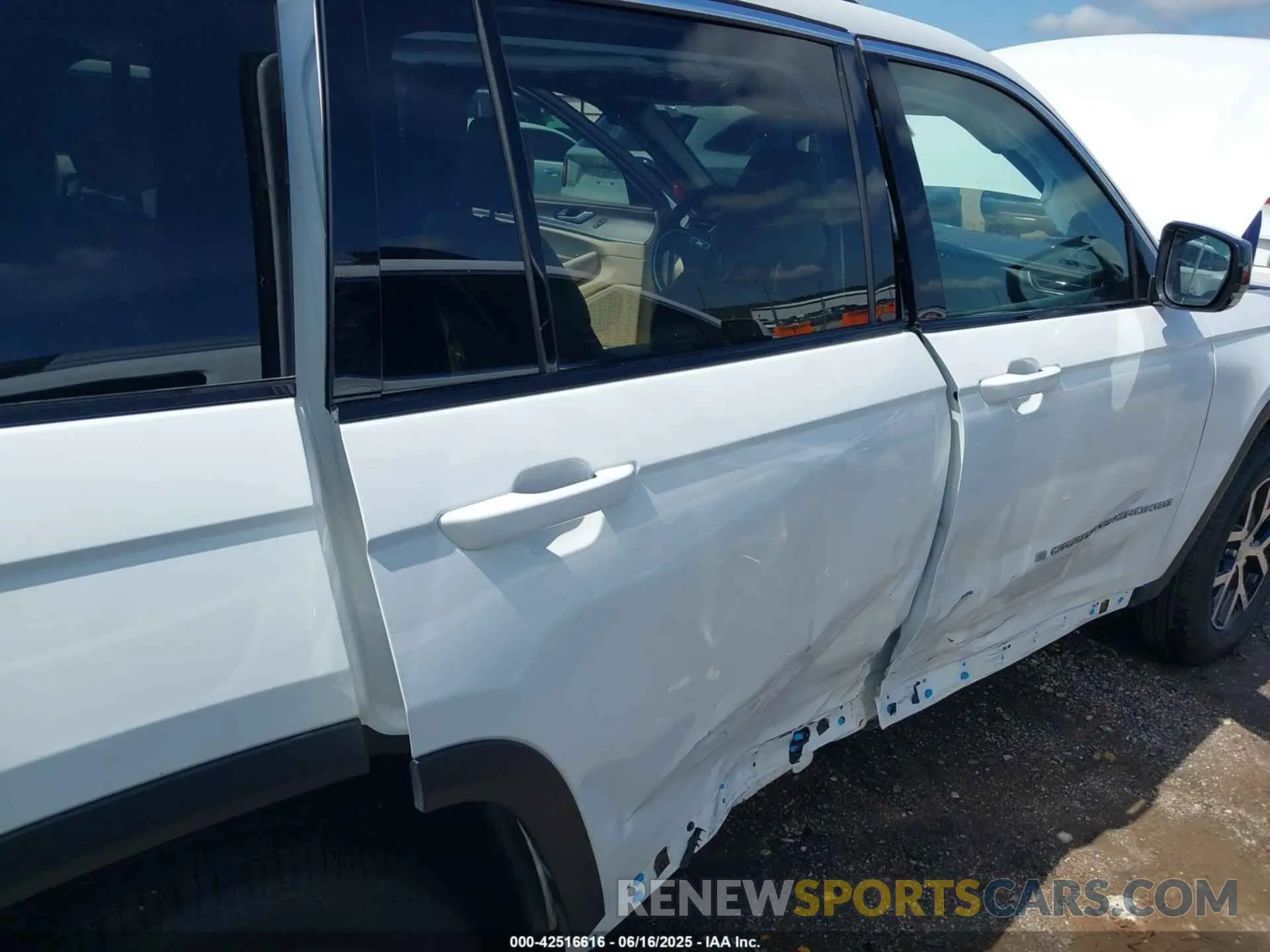 6 Photograph of a damaged car 1C4RJKBG1R8618131 JEEP GRAND CHEROKEE L 2024