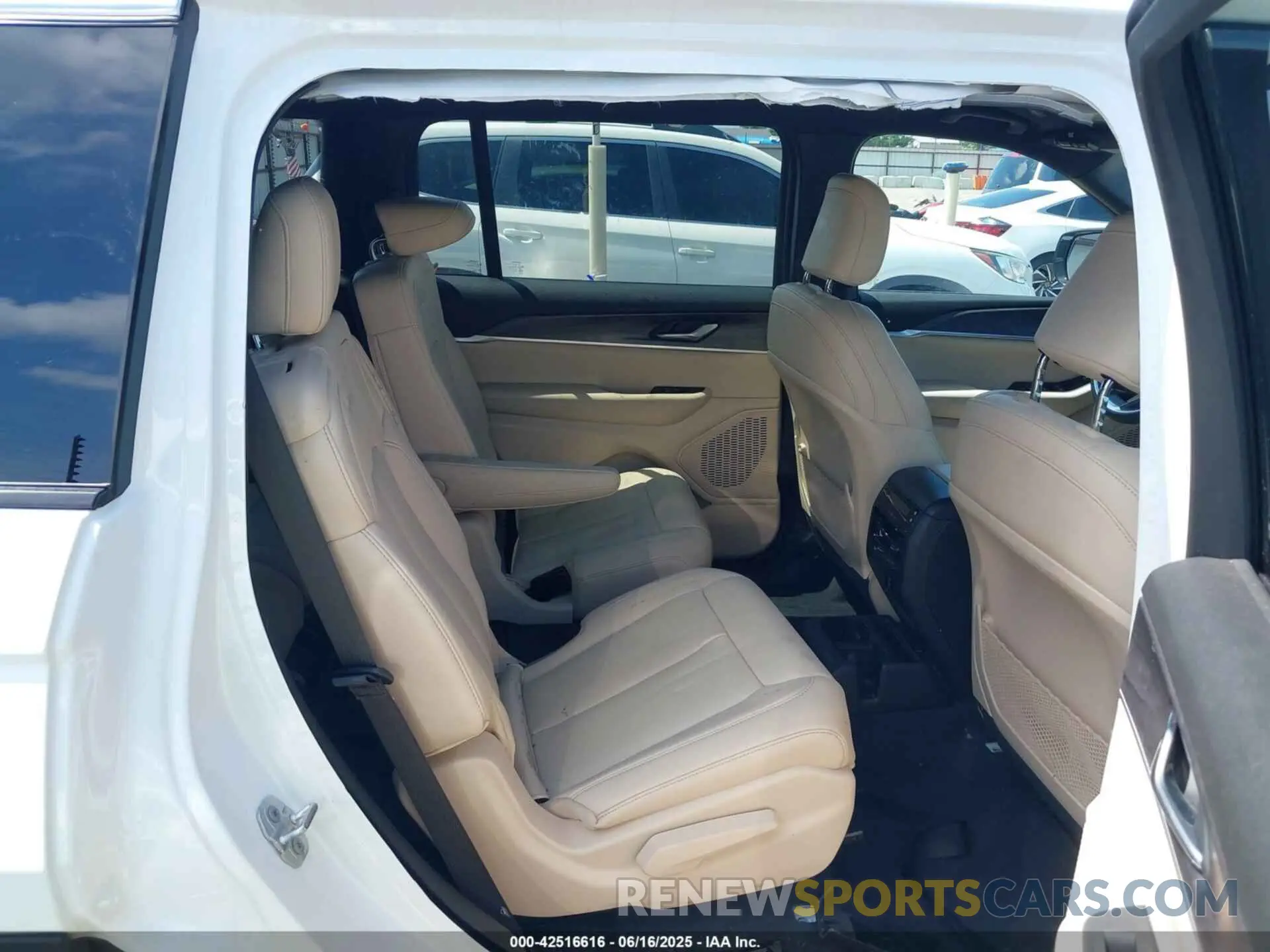 8 Photograph of a damaged car 1C4RJKBG1R8618131 JEEP GRAND CHEROKEE L 2024