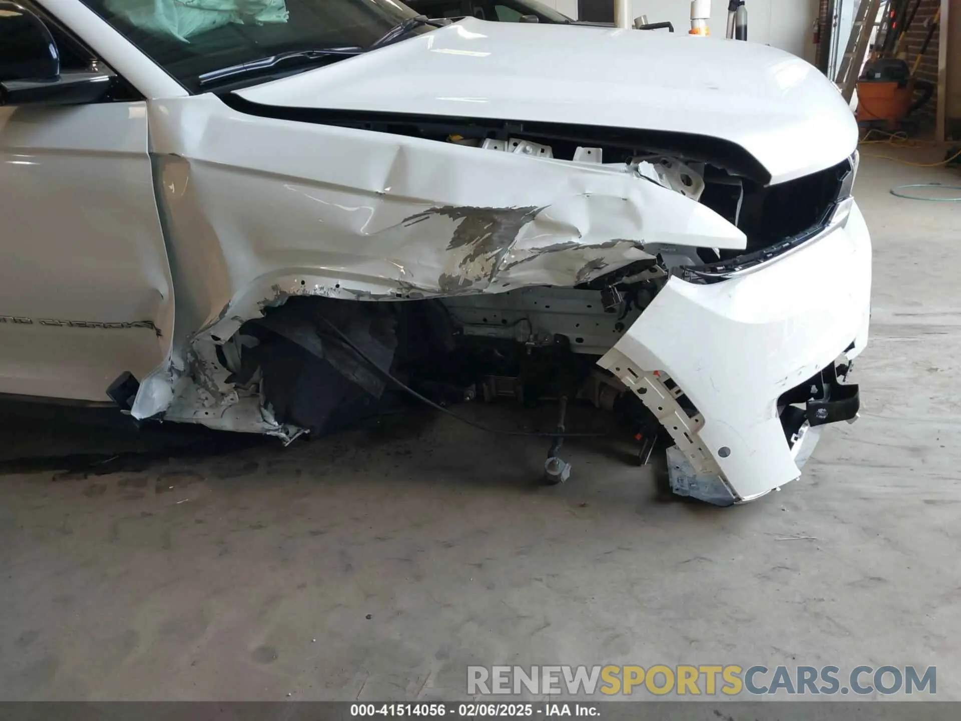 17 Photograph of a damaged car 1C4RJKBG9R8610486 JEEP GRAND CHEROKEE L 2024