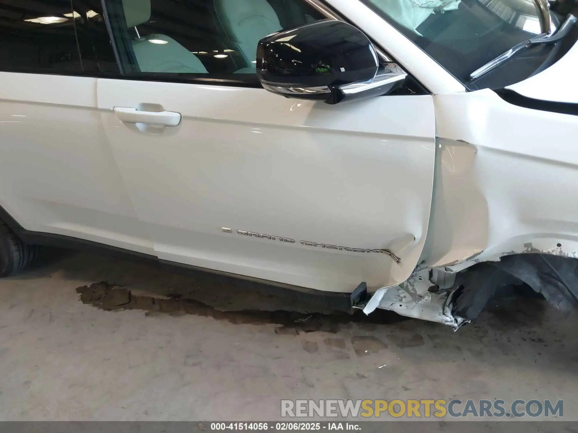 18 Photograph of a damaged car 1C4RJKBG9R8610486 JEEP GRAND CHEROKEE L 2024