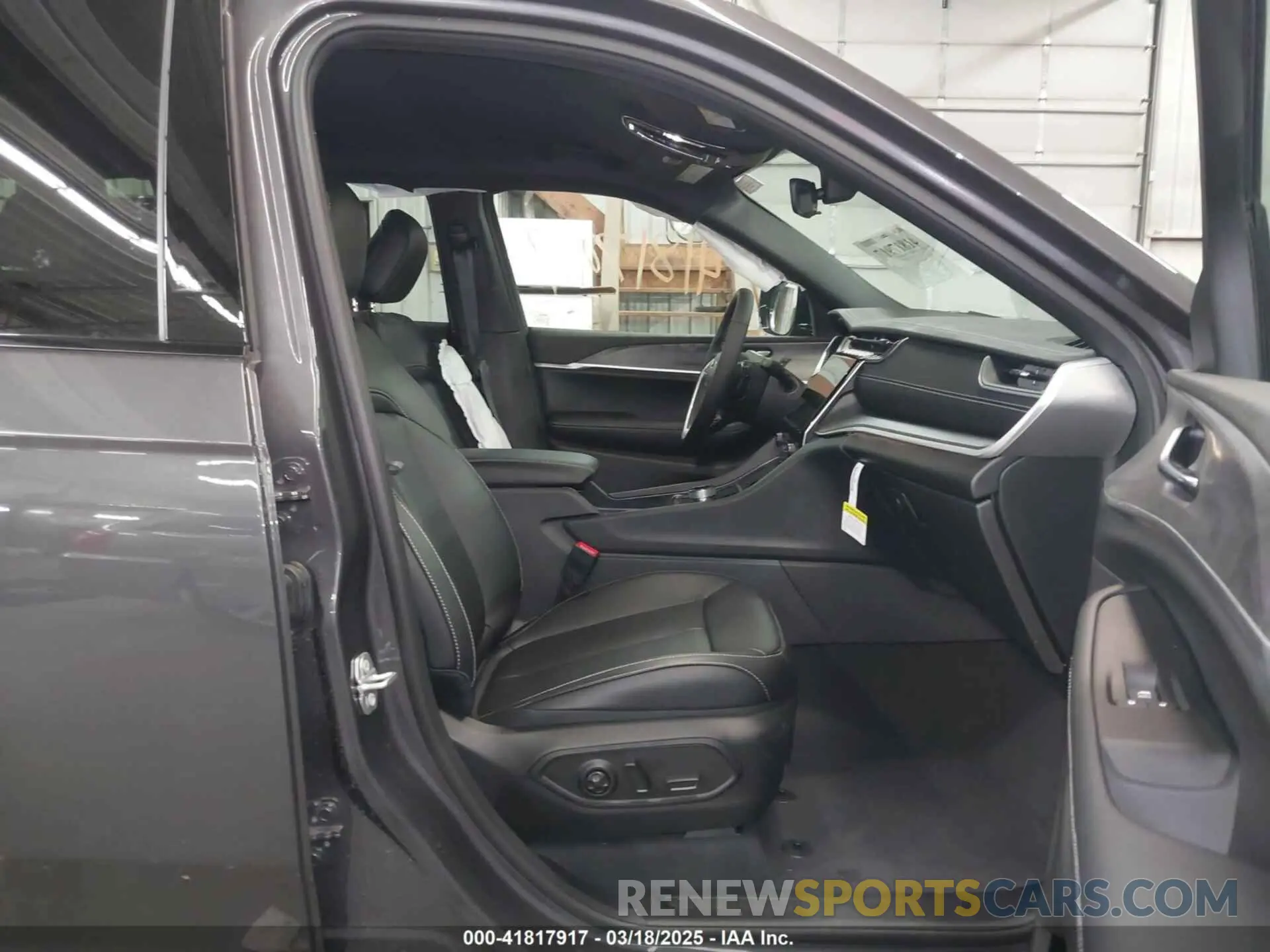 5 Photograph of a damaged car 1C4RJKBG3S8634319 JEEP GRAND CHEROKEE L 2025